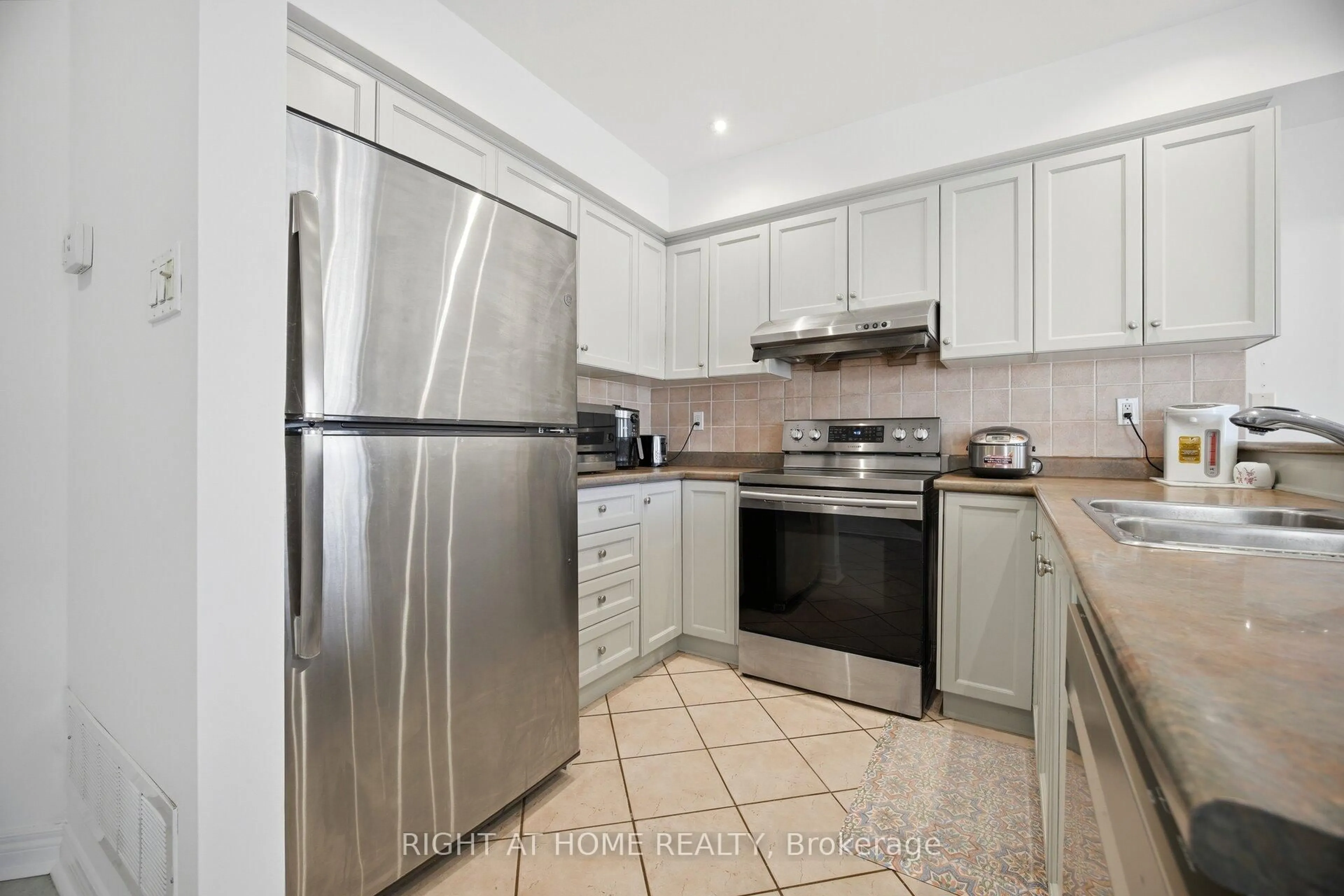 Standard kitchen, ceramic/tile floor for 8 Richelieu Crt, Caledon Ontario L7E 2M3
