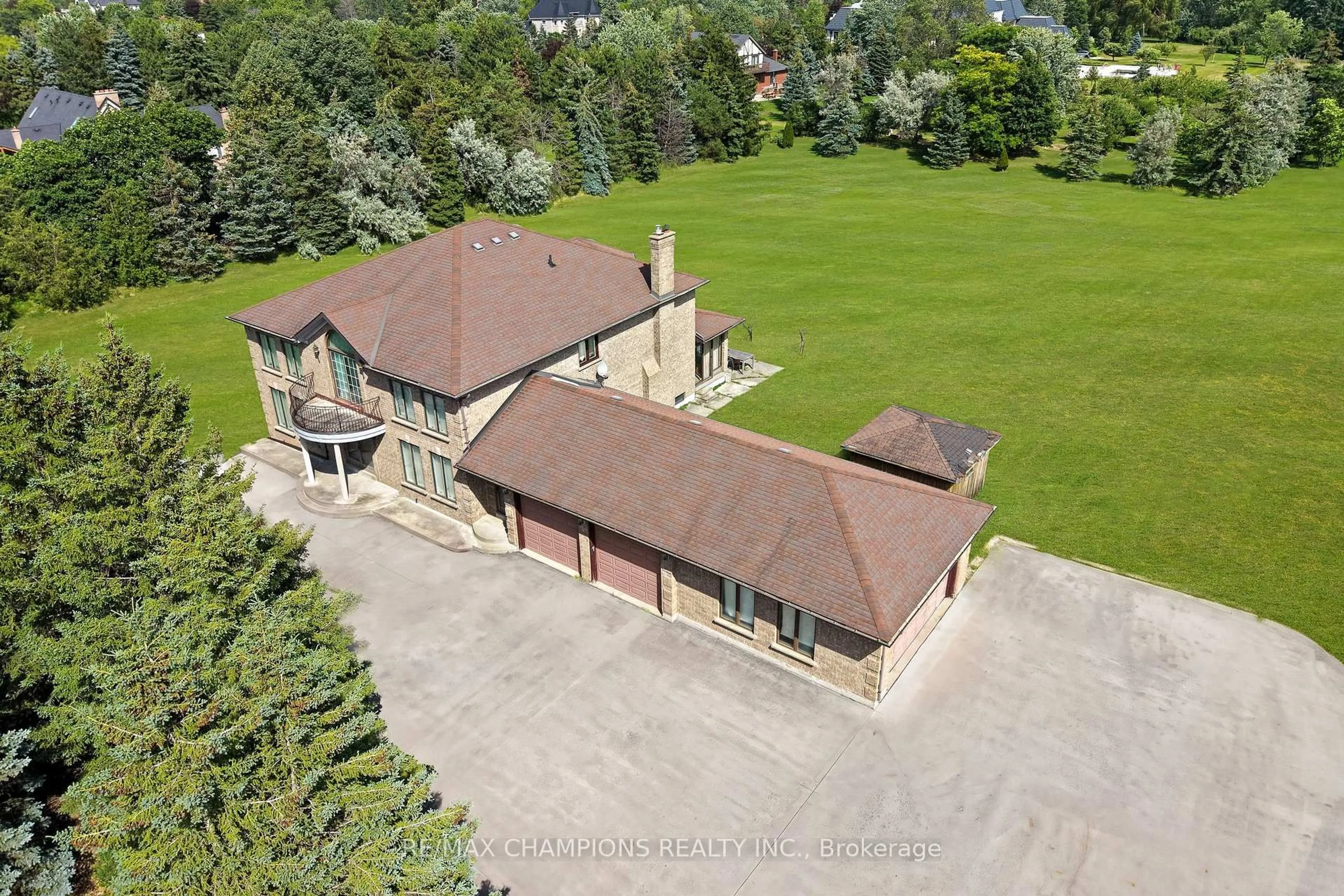 A pic from outside/outdoor area/front of a property/back of a property/a pic from drone, building for 4047 Countryside Dr, Brampton Ontario L6P 0T4