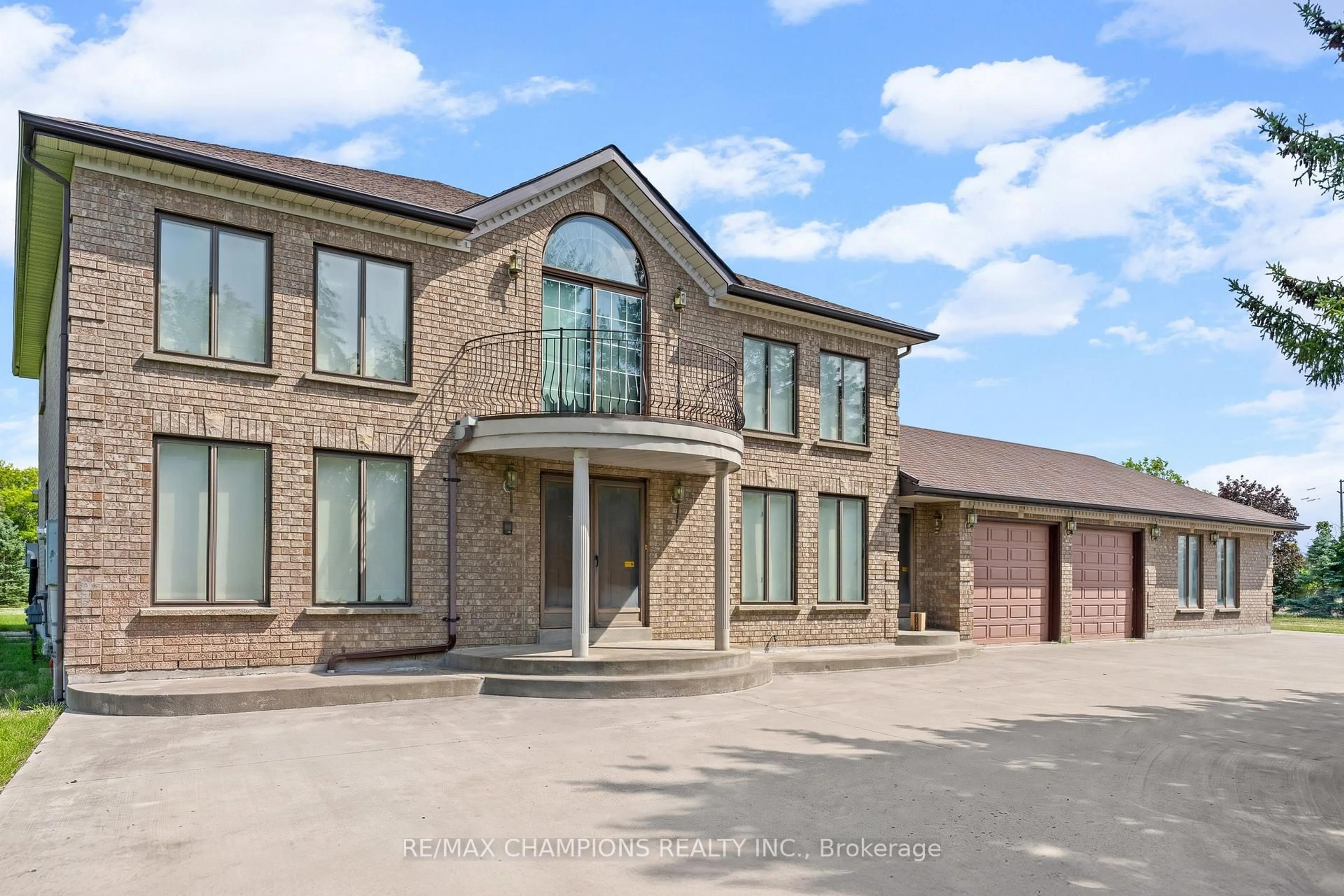 Home with brick exterior material, building for 4047 Countryside Dr, Brampton Ontario L6P 0T4