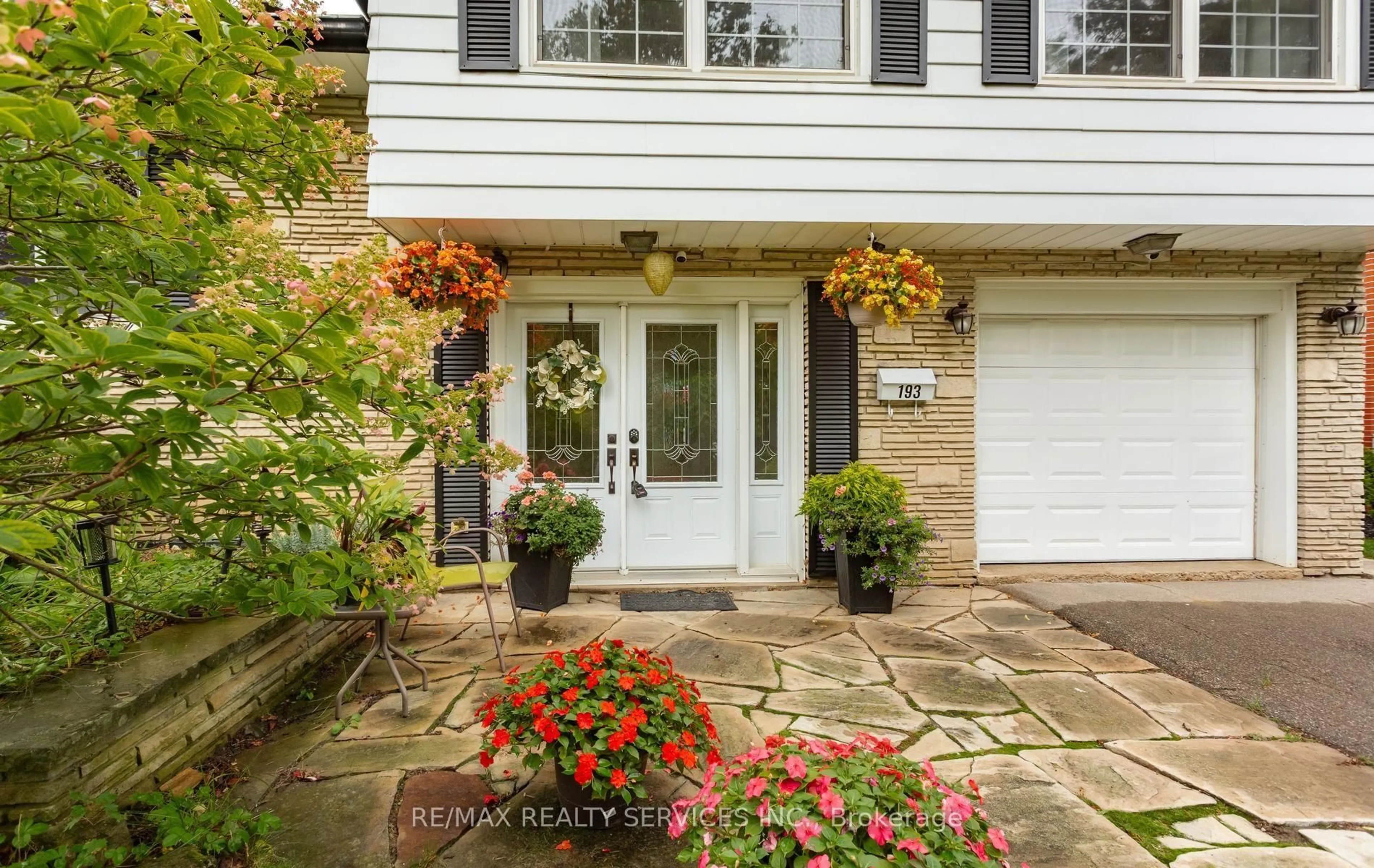 Indoor entryway for 193 Elizabeth St, Brampton Ontario L6Y 1R9