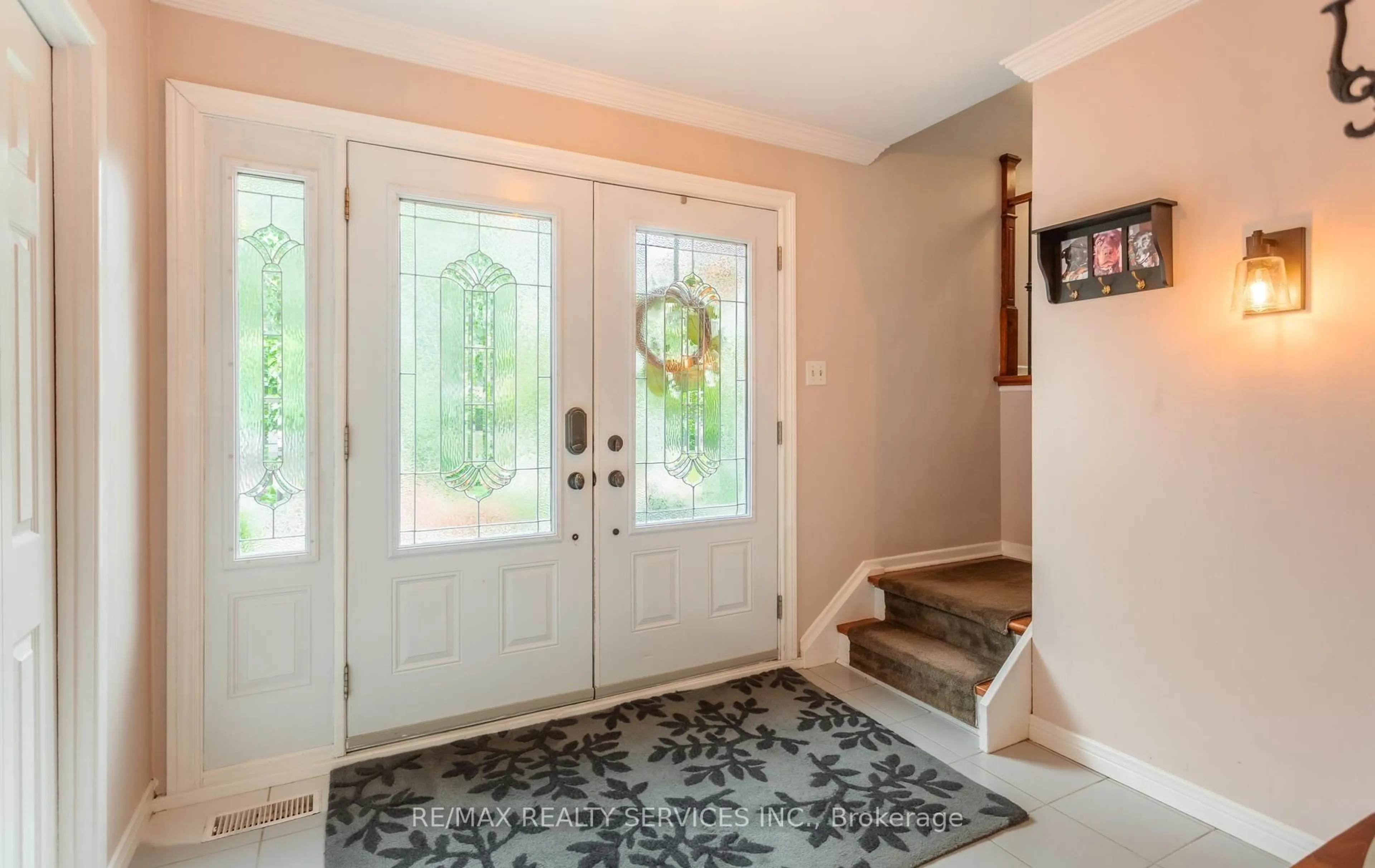 Indoor entryway for 193 Elizabeth St, Brampton Ontario L6Y 1R9