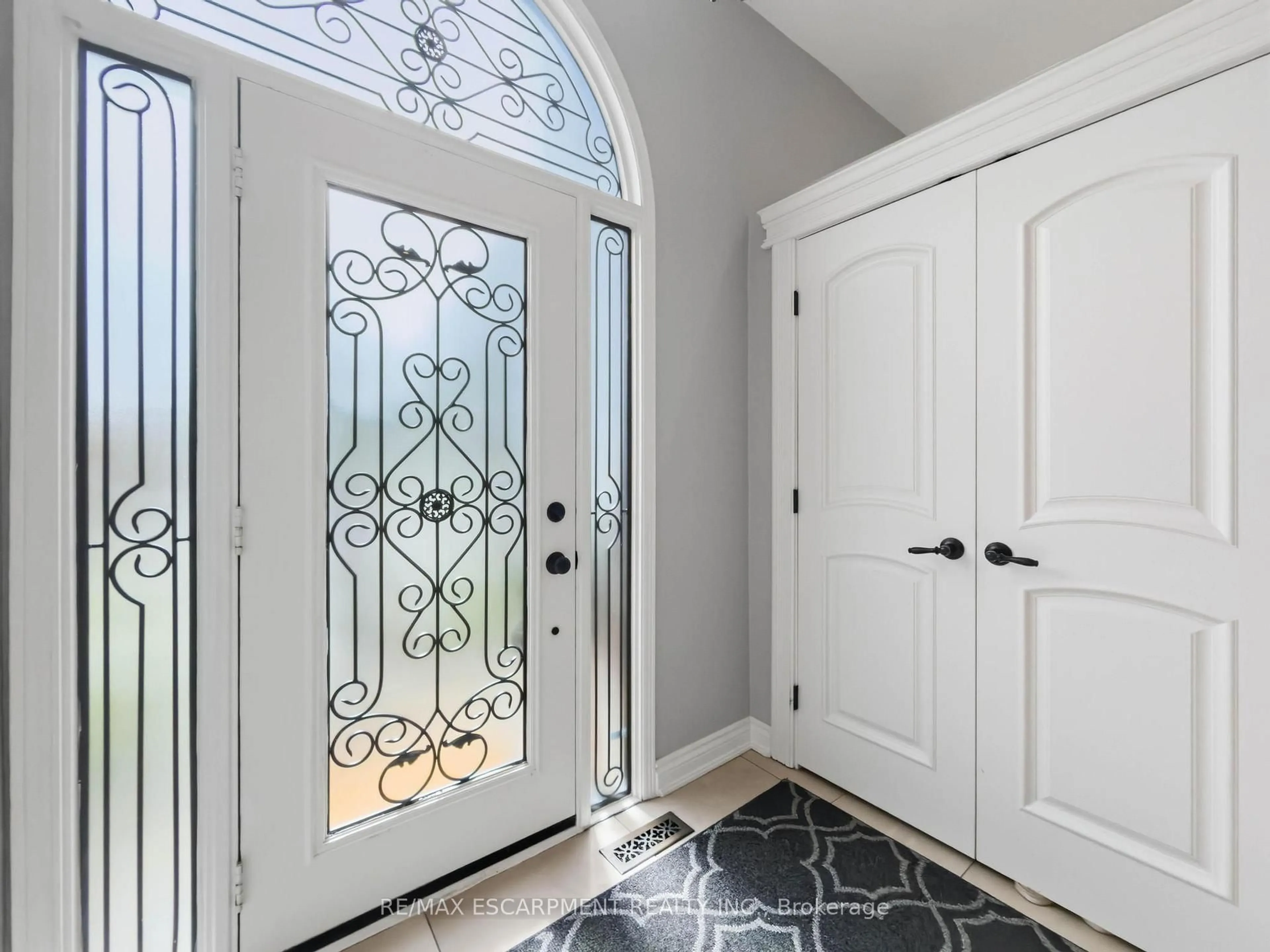 Indoor entryway for 45 Tradewind Dr, Oakville Ontario L6L 6K9