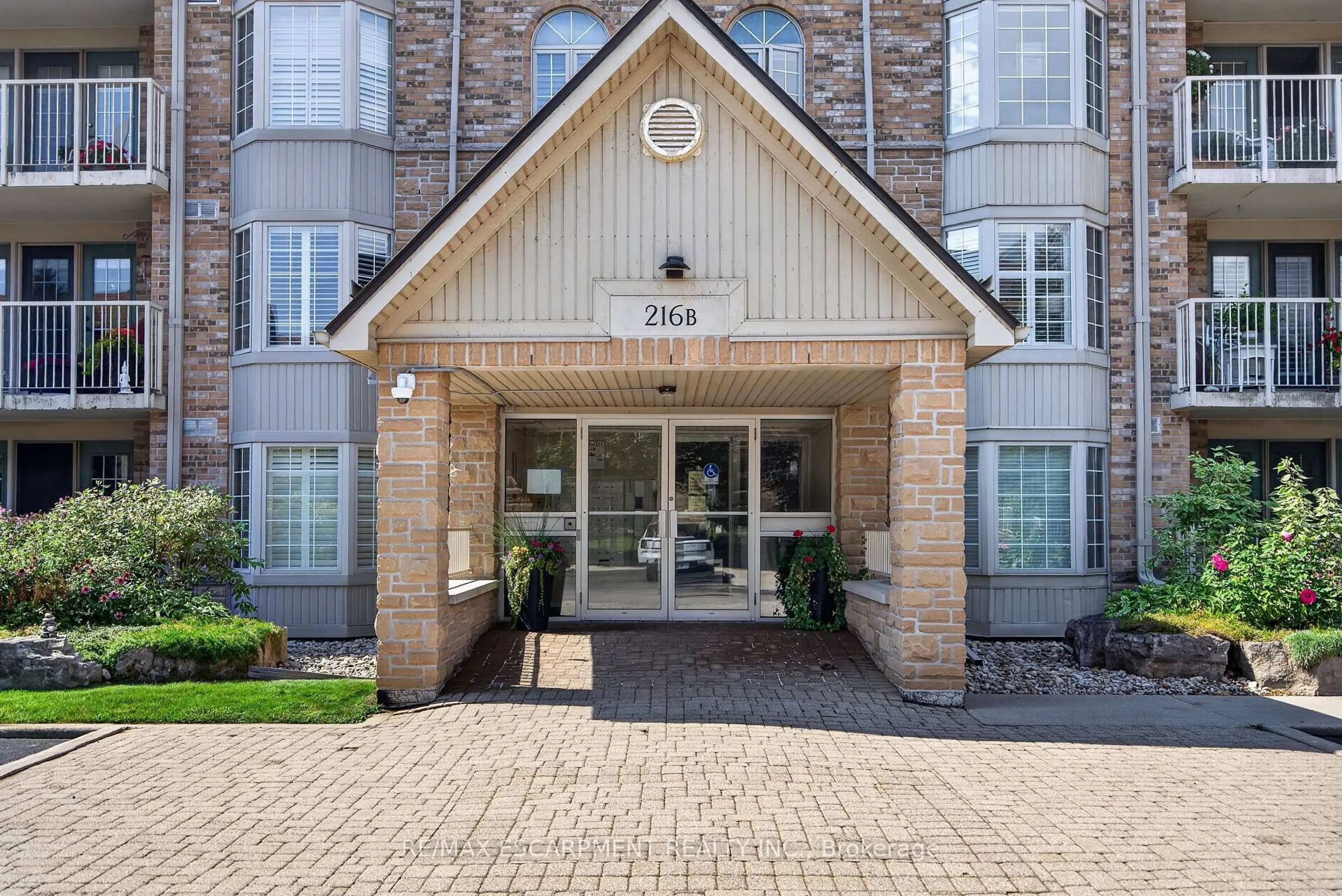 Indoor foyer for 216 Plains Rd #B404, Burlington Ontario L7T 4K8