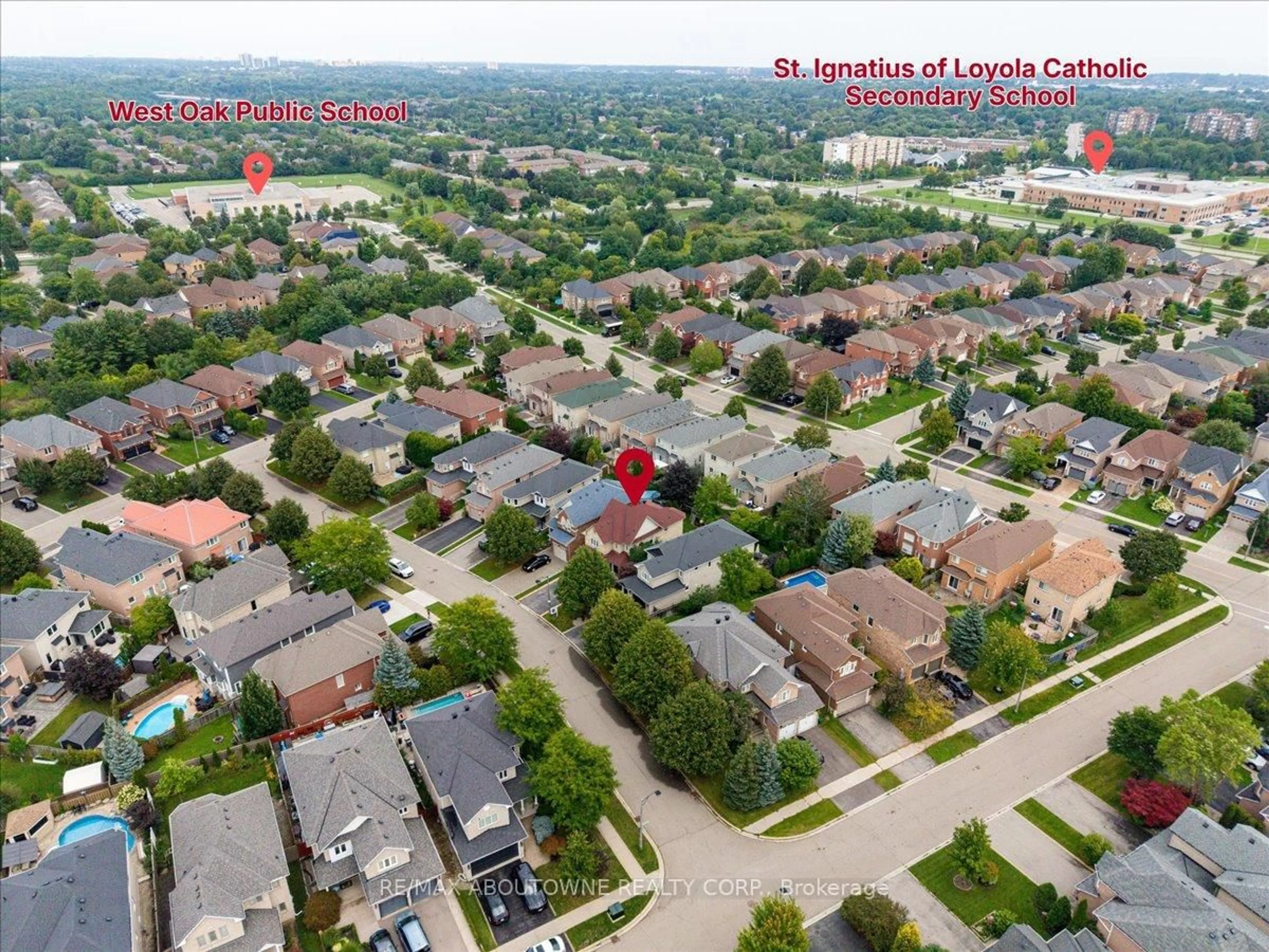 A pic from outside/outdoor area/front of a property/back of a property/a pic from drone, street for 1282 Parkhurst Dr, Oakville Ontario L6M 3V7