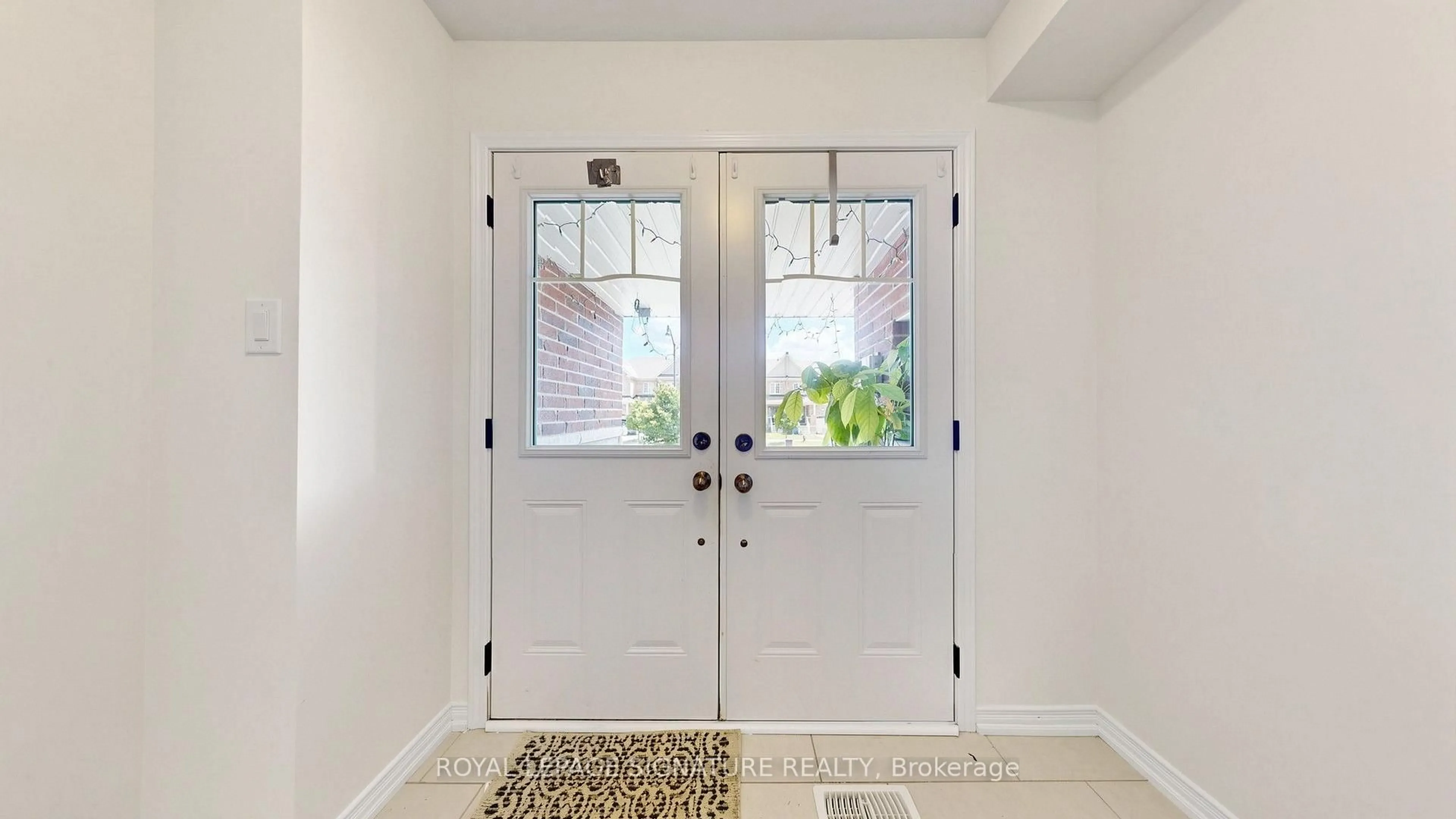 Indoor entryway for 492 Queen Mary Dr, Brampton Ontario L7A 0C7