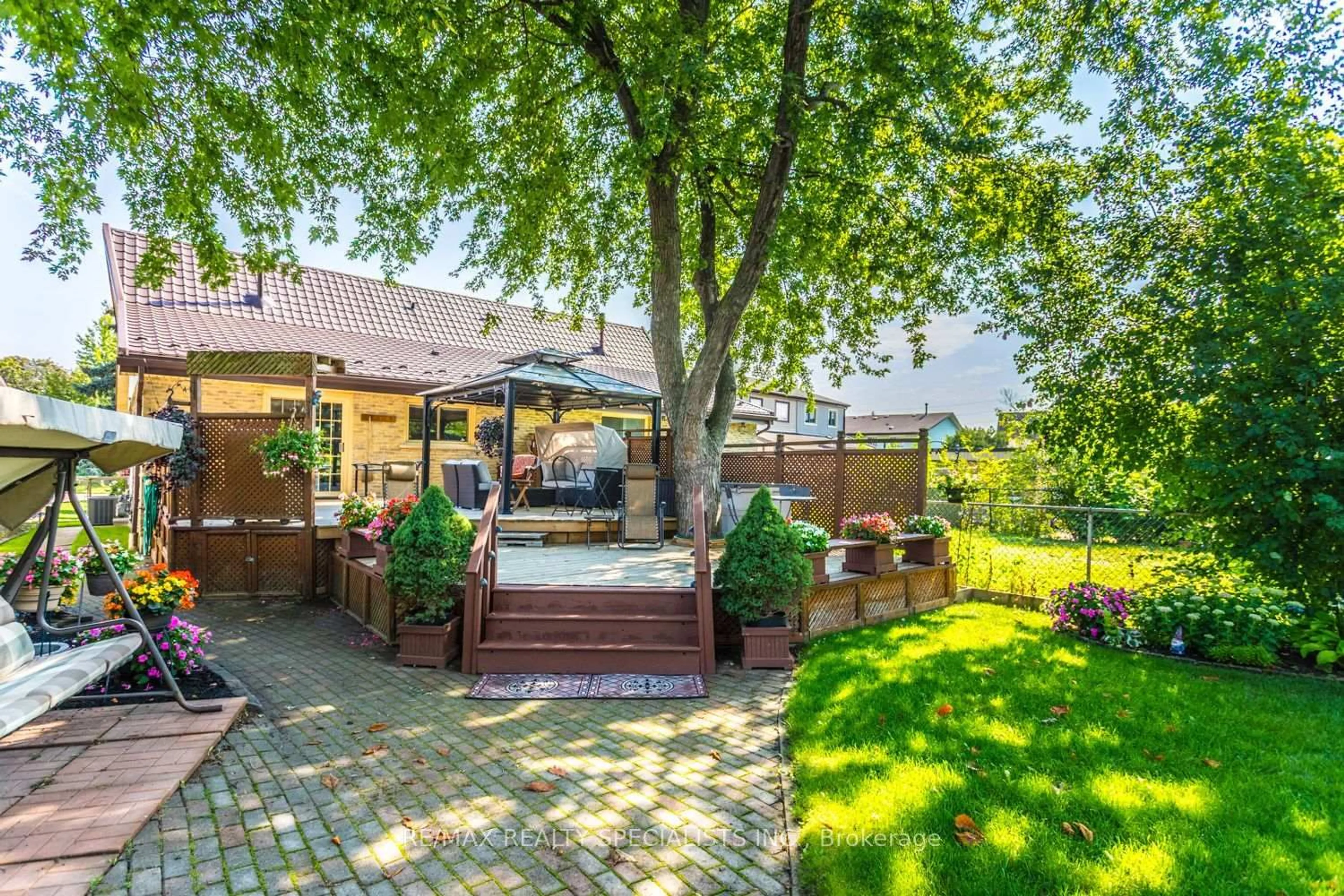 Patio, street for 32 Falconer Dr, Mississauga Ontario L5N 1M4