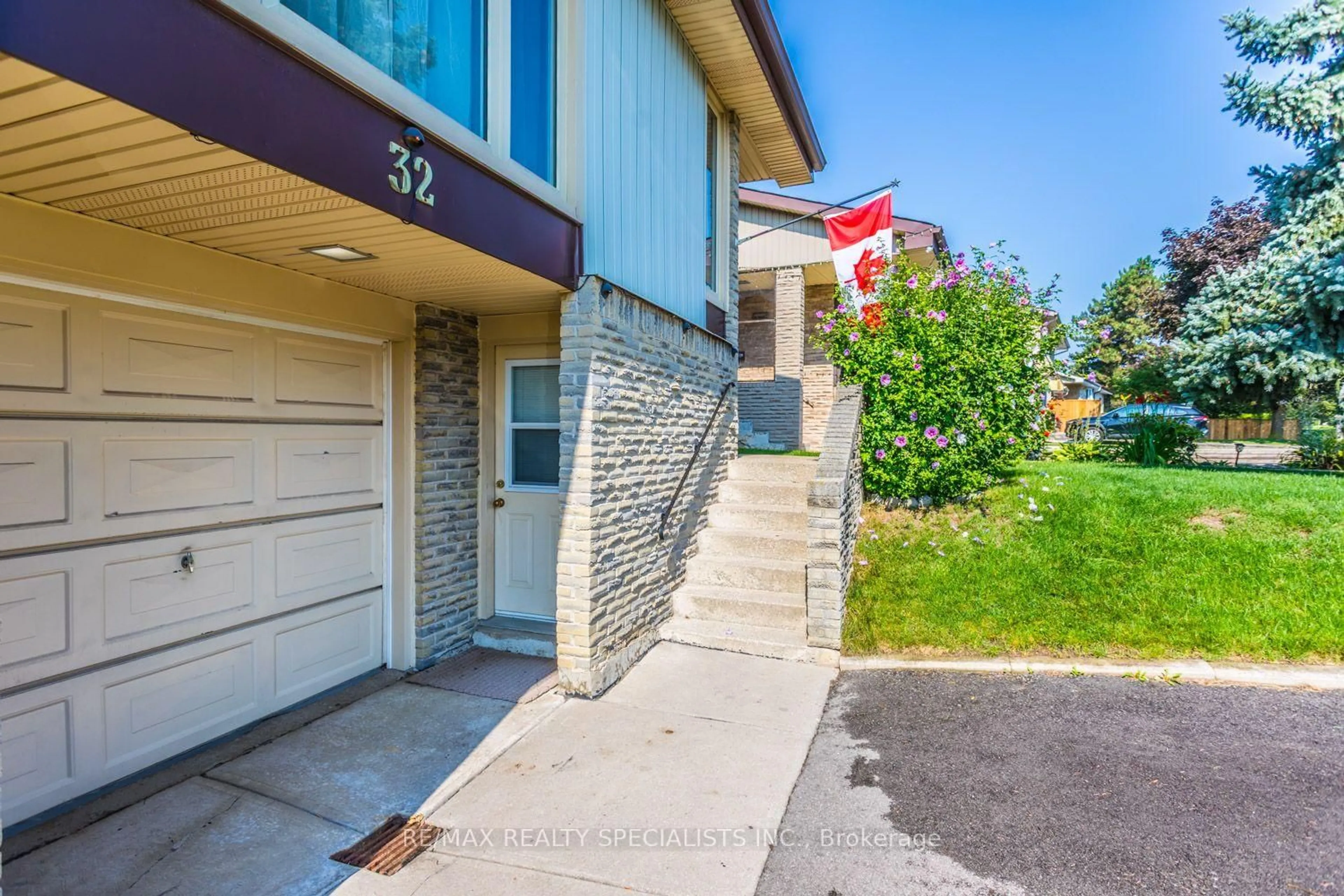 Unknown for 32 Falconer Dr, Mississauga Ontario L5N 1M4