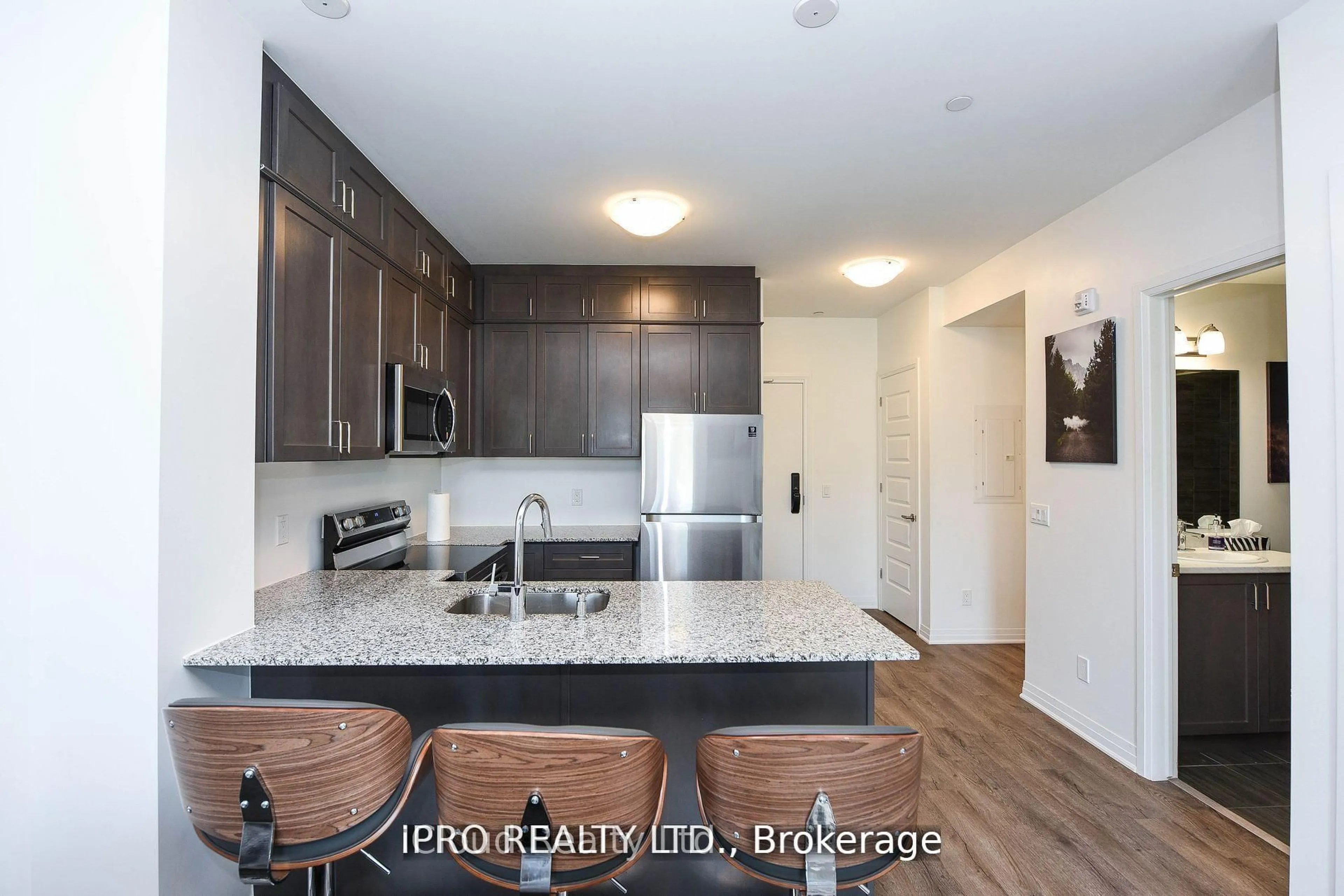 Open concept kitchen, wood/laminate floor for 95 Dundas St W St #004, Oakville Ontario L6M 5N4