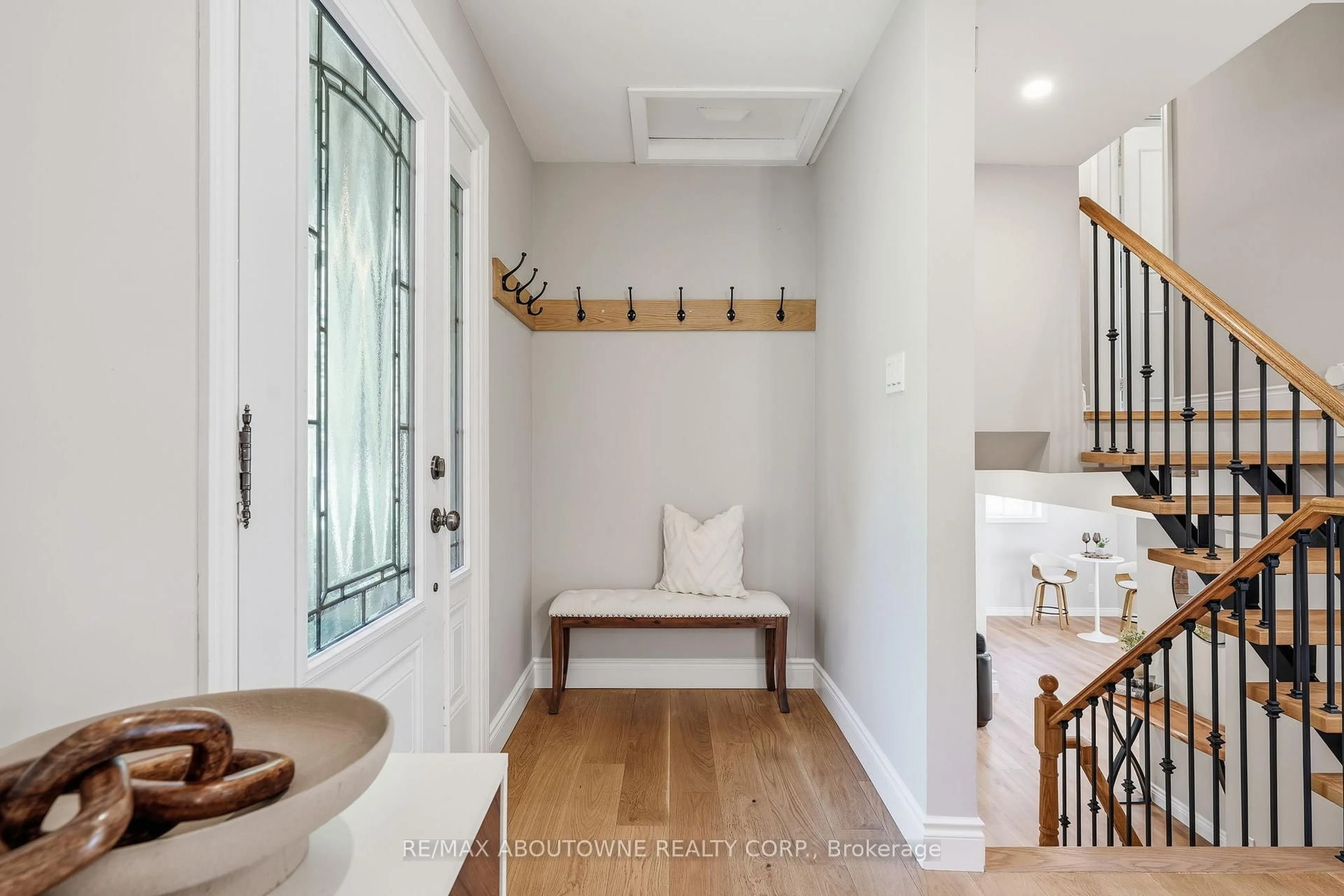 Indoor entryway for 1281 Lakeview Dr, Oakville Ontario L6H 2N1