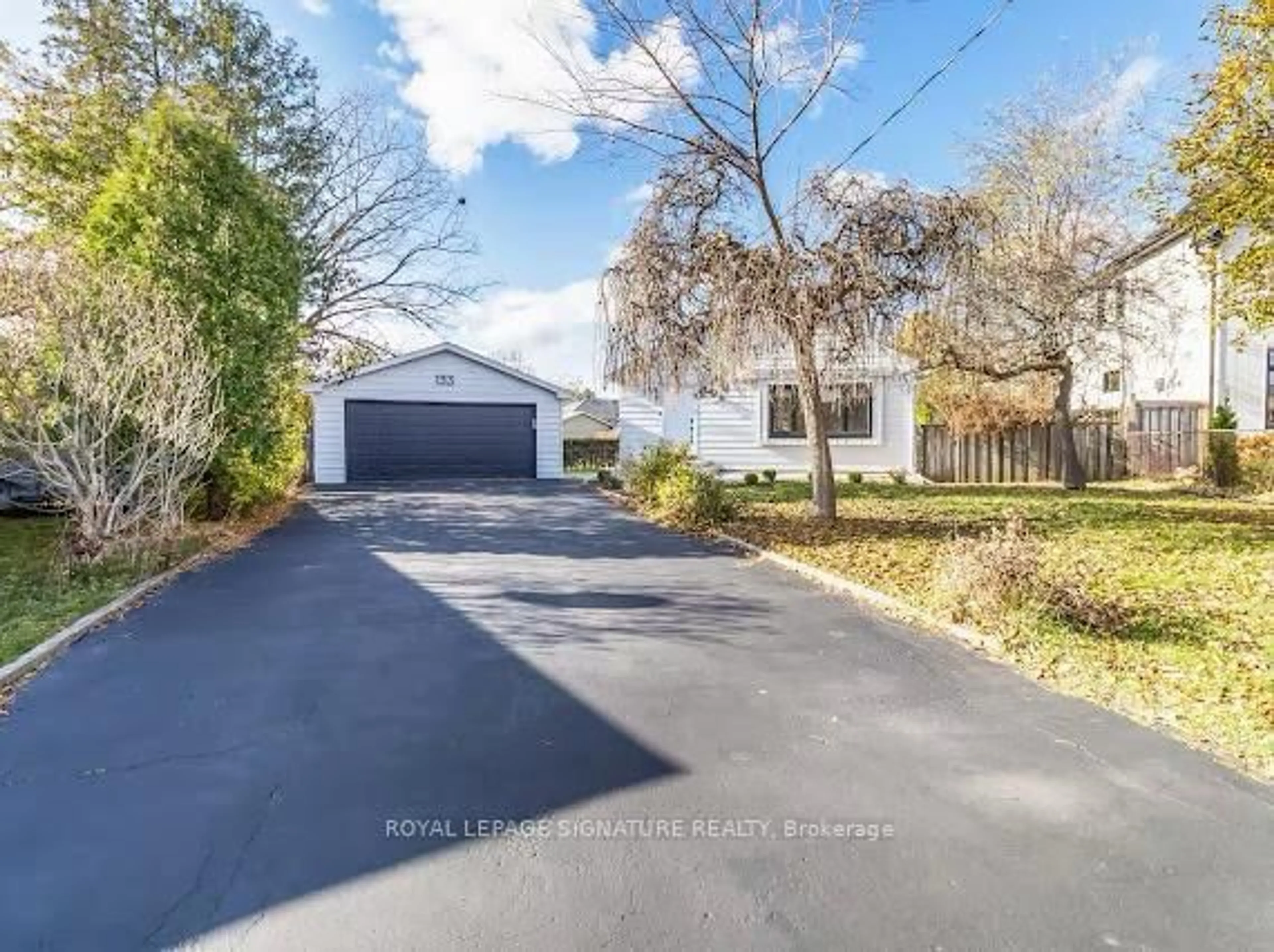 A pic from outside/outdoor area/front of a property/back of a property/a pic from drone, street for 133 Inglewood Dr, Oakville Ontario L6K 1W8