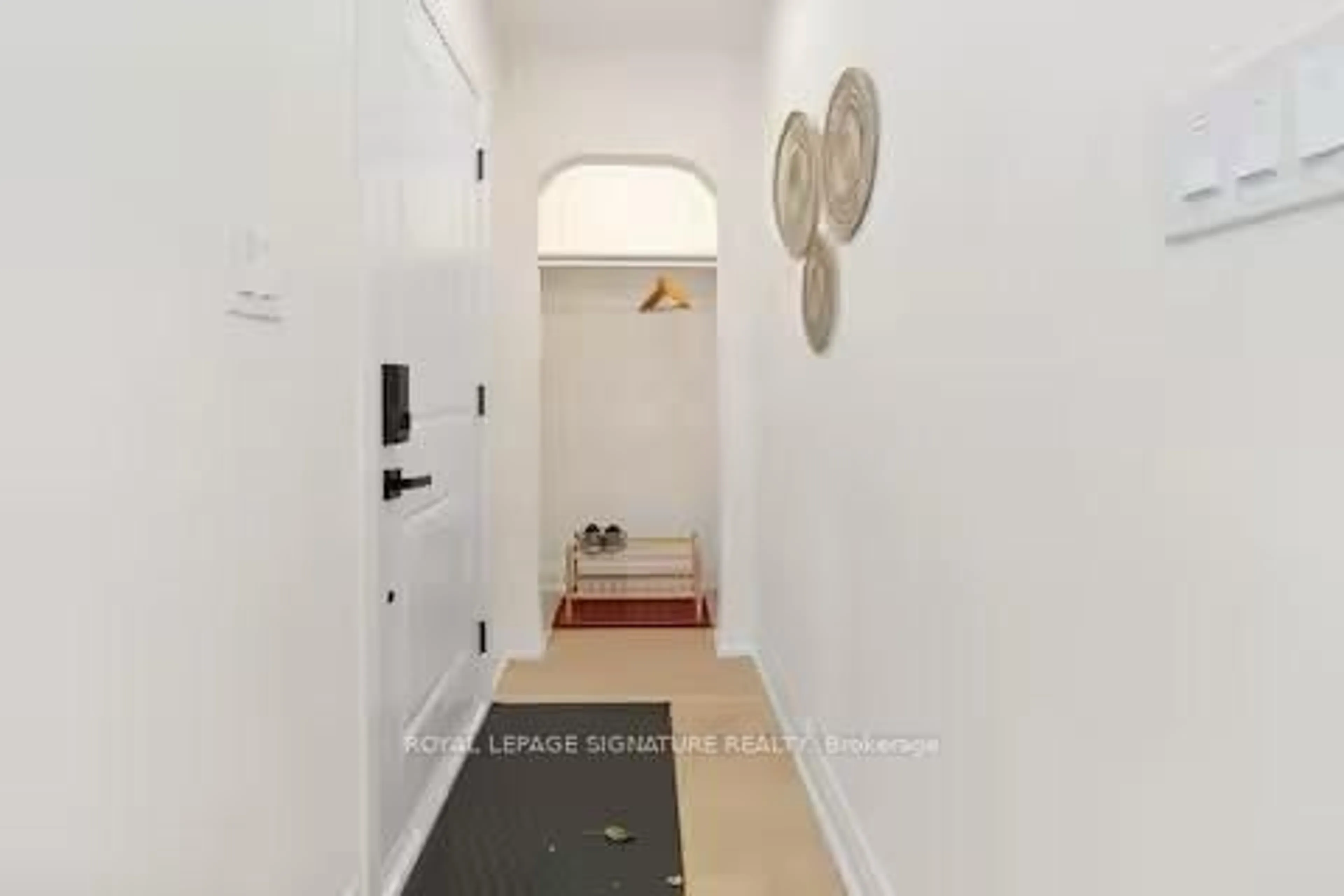Indoor foyer for 133 Inglewood Dr, Oakville Ontario L6K 1W8