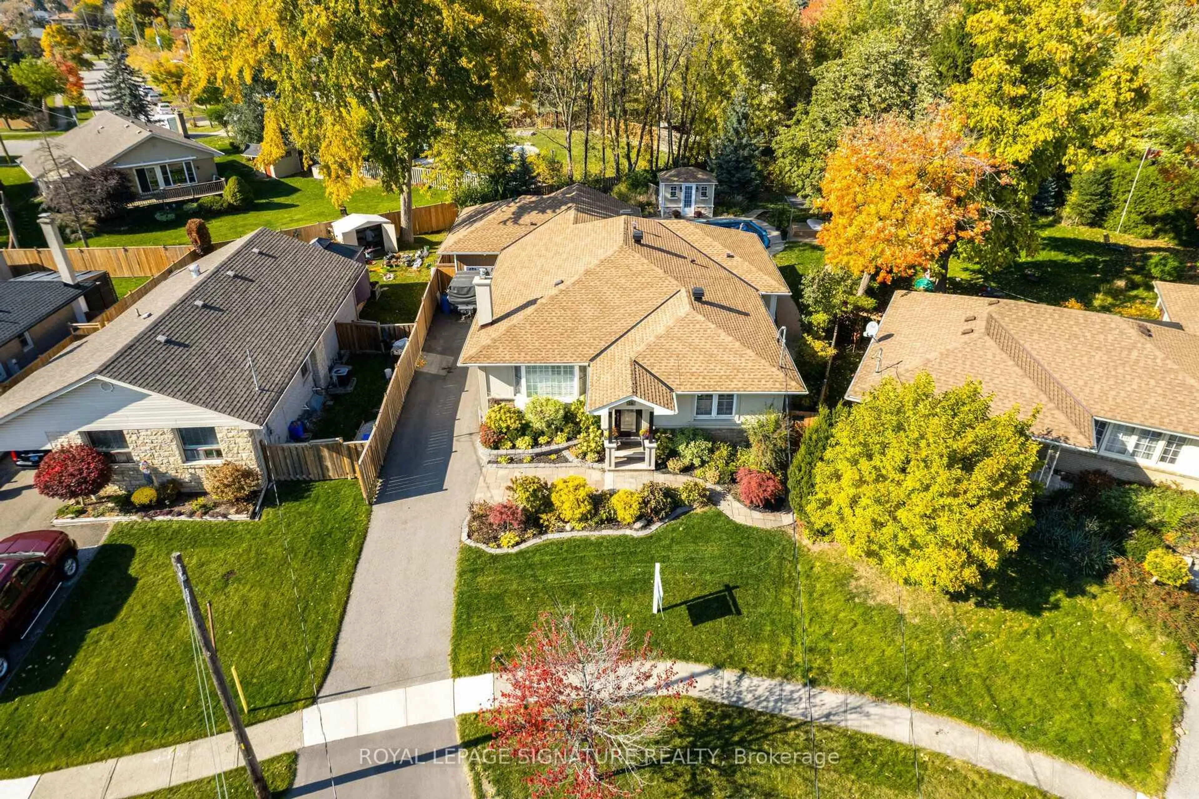 A pic from outside/outdoor area/front of a property/back of a property/a pic from drone, street for 16 Bairstow Cres, Halton Hills Ontario L7G 1L8
