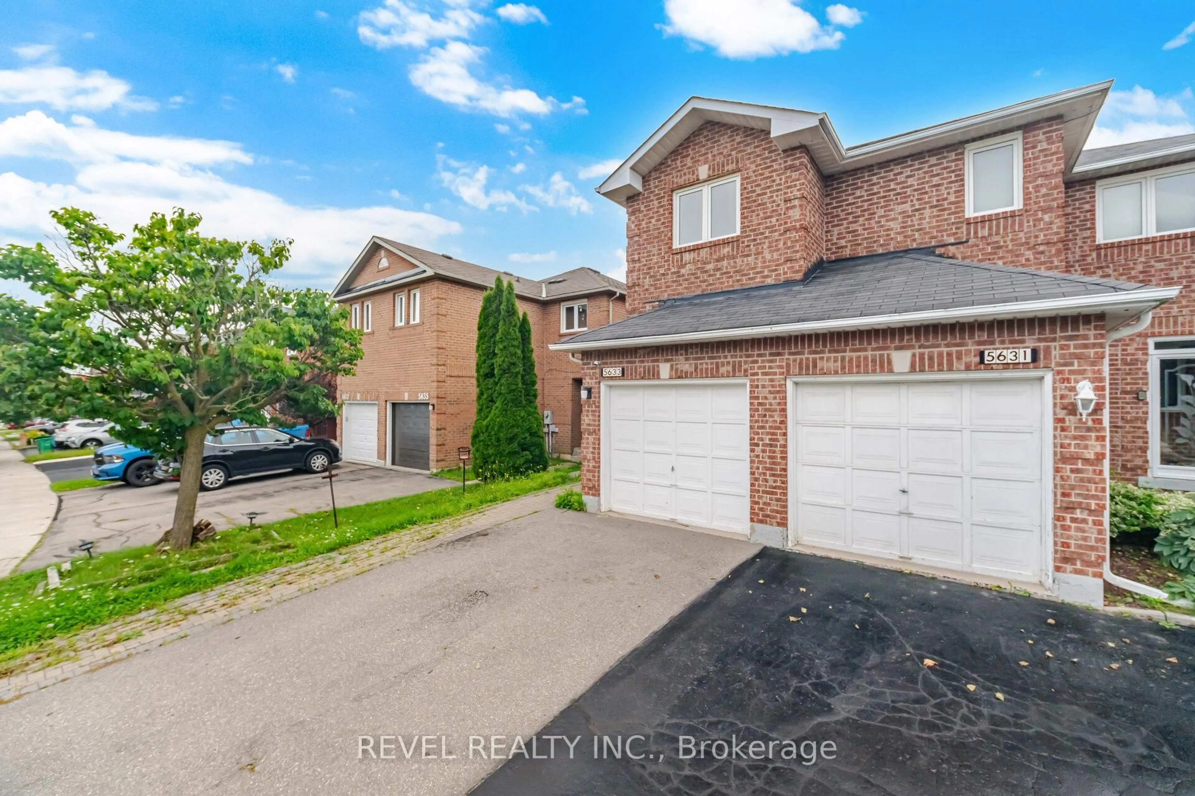 A pic from outside/outdoor area/front of a property/back of a property/a pic from drone, street for 5633 Cortina Cres, Mississauga Ontario L4Z 3R3