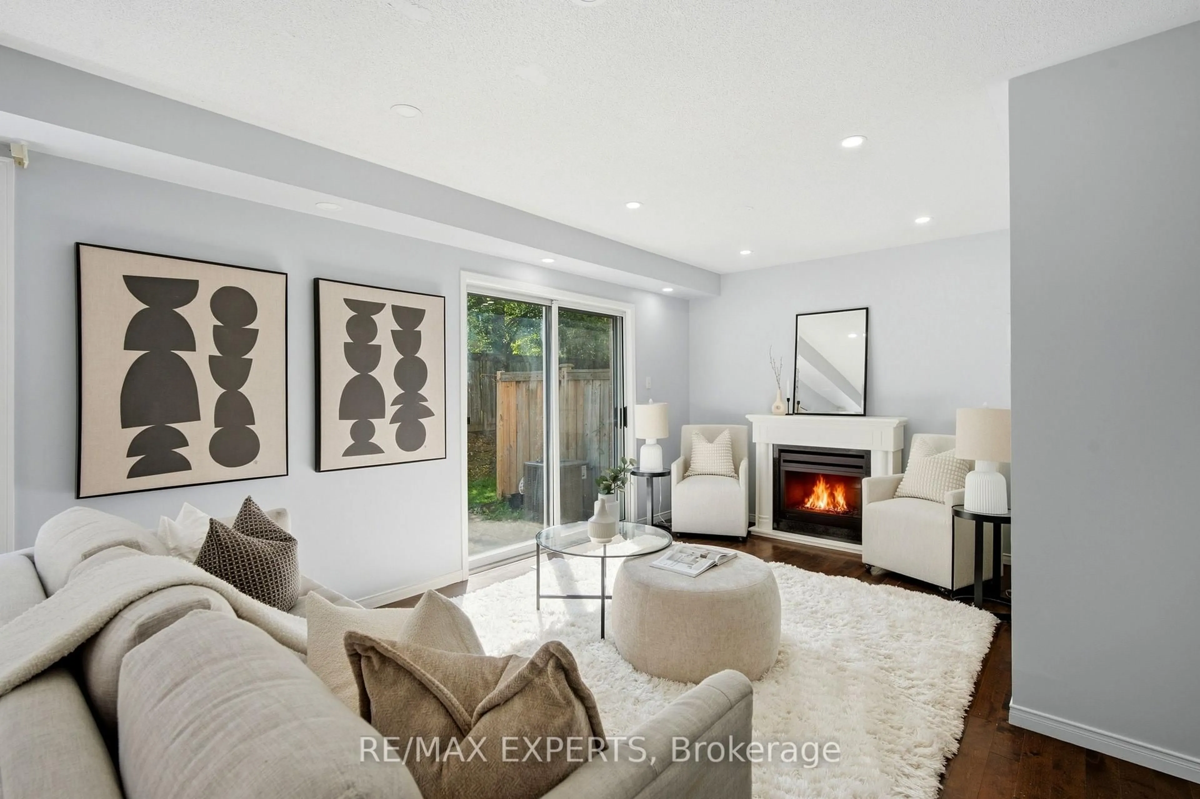 Living room with furniture, unknown for 5910 Greensboro Dr #113, Mississauga Ontario L5M 5Z6