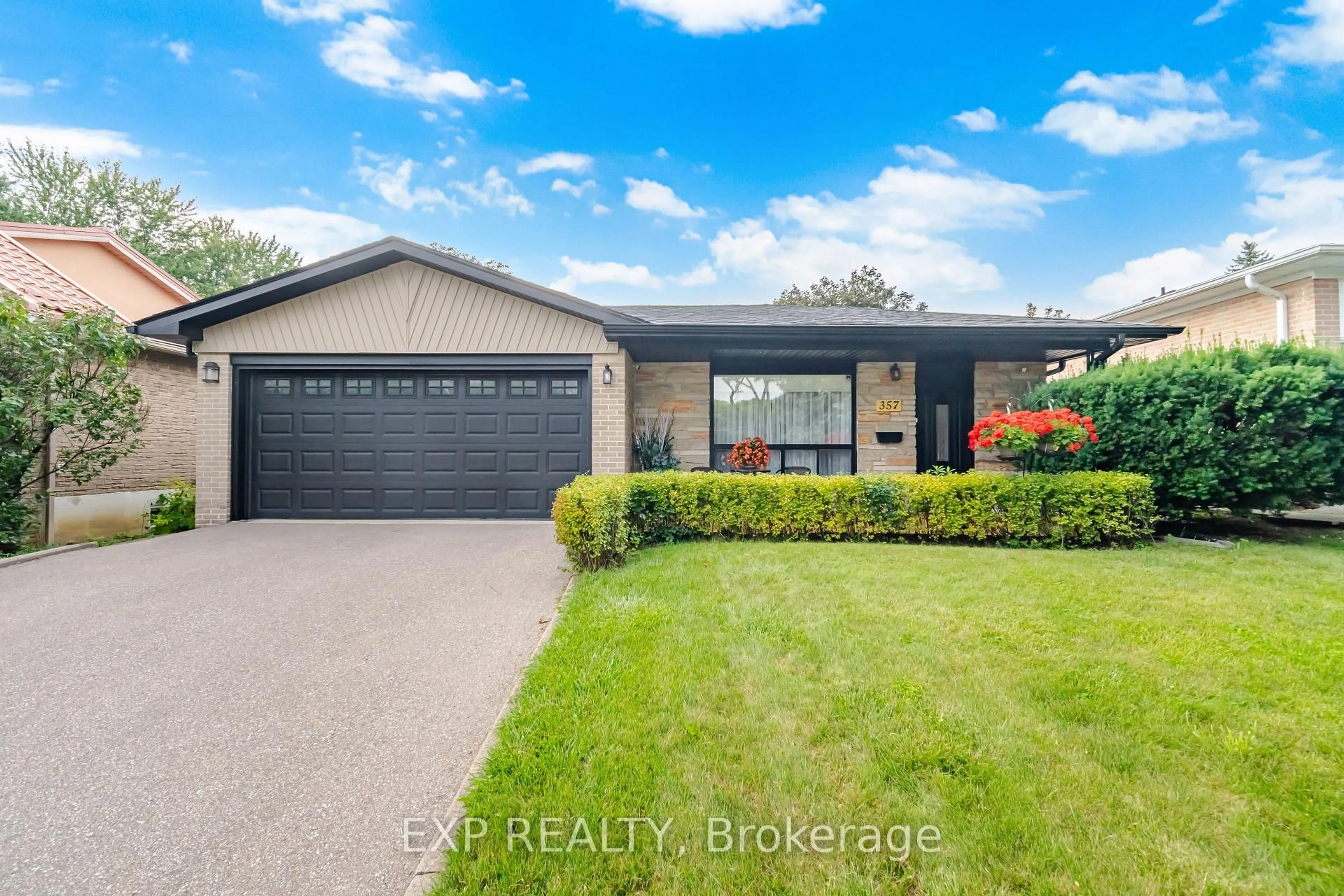 Home with vinyl exterior material, street for 357 Karen Park Cres, Mississauga Ontario L5A 3C8