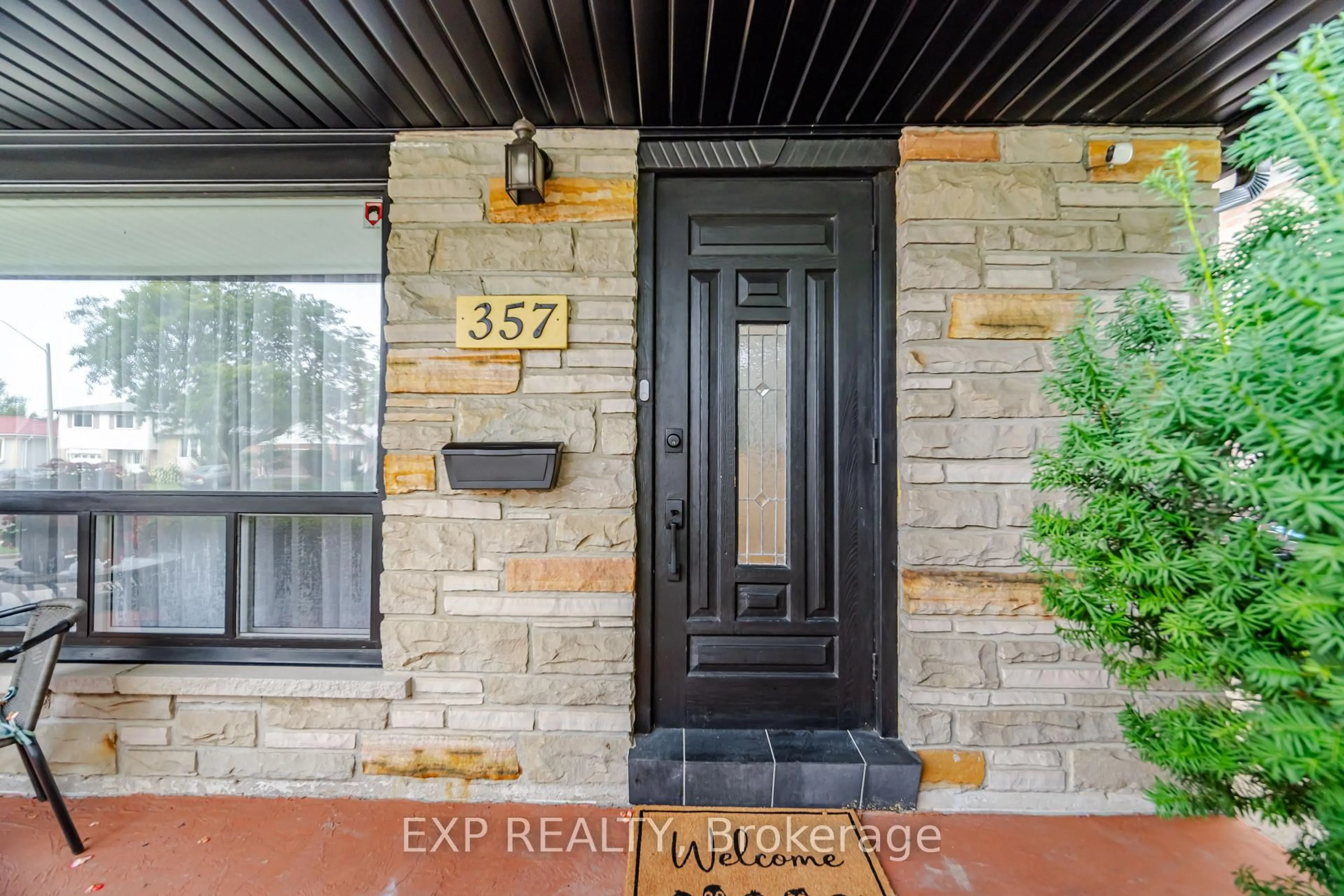 Indoor entryway for 357 Karen Park Cres, Mississauga Ontario L5A 3C8