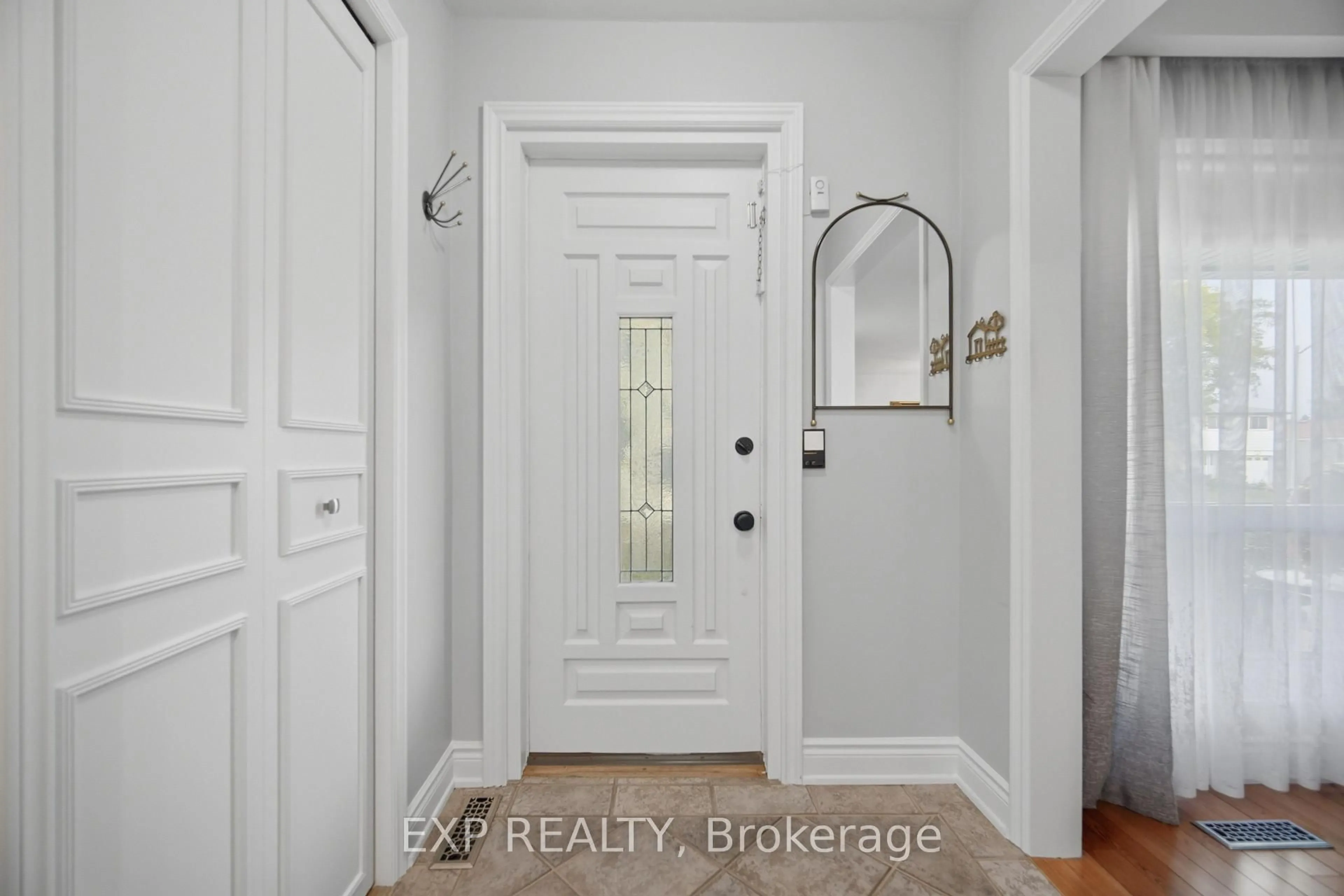 Indoor entryway for 357 Karen Park Cres, Mississauga Ontario L5A 3C8
