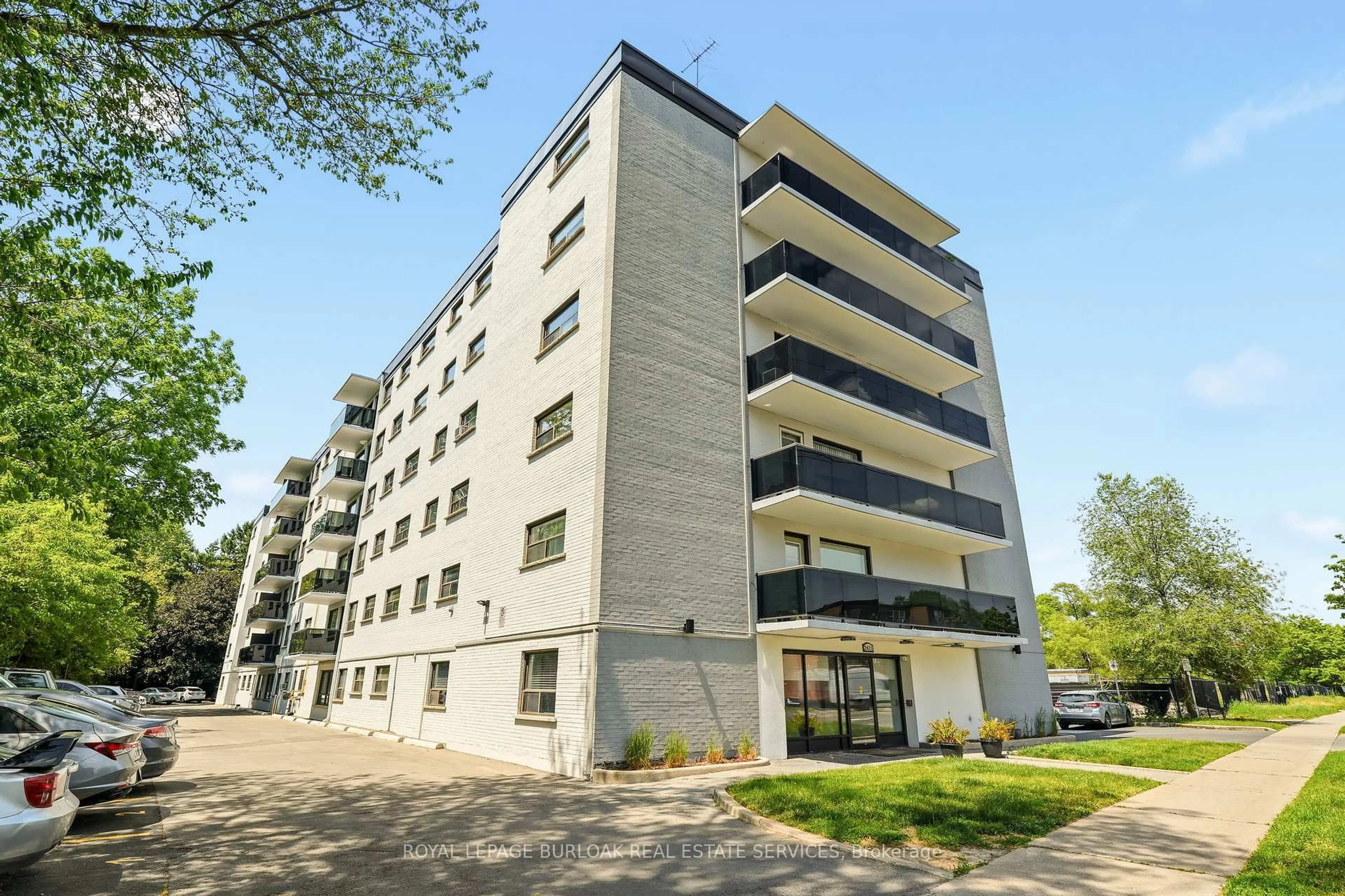 Patio, building for 2411 New St #201, Burlington Ontario L7R 1K2