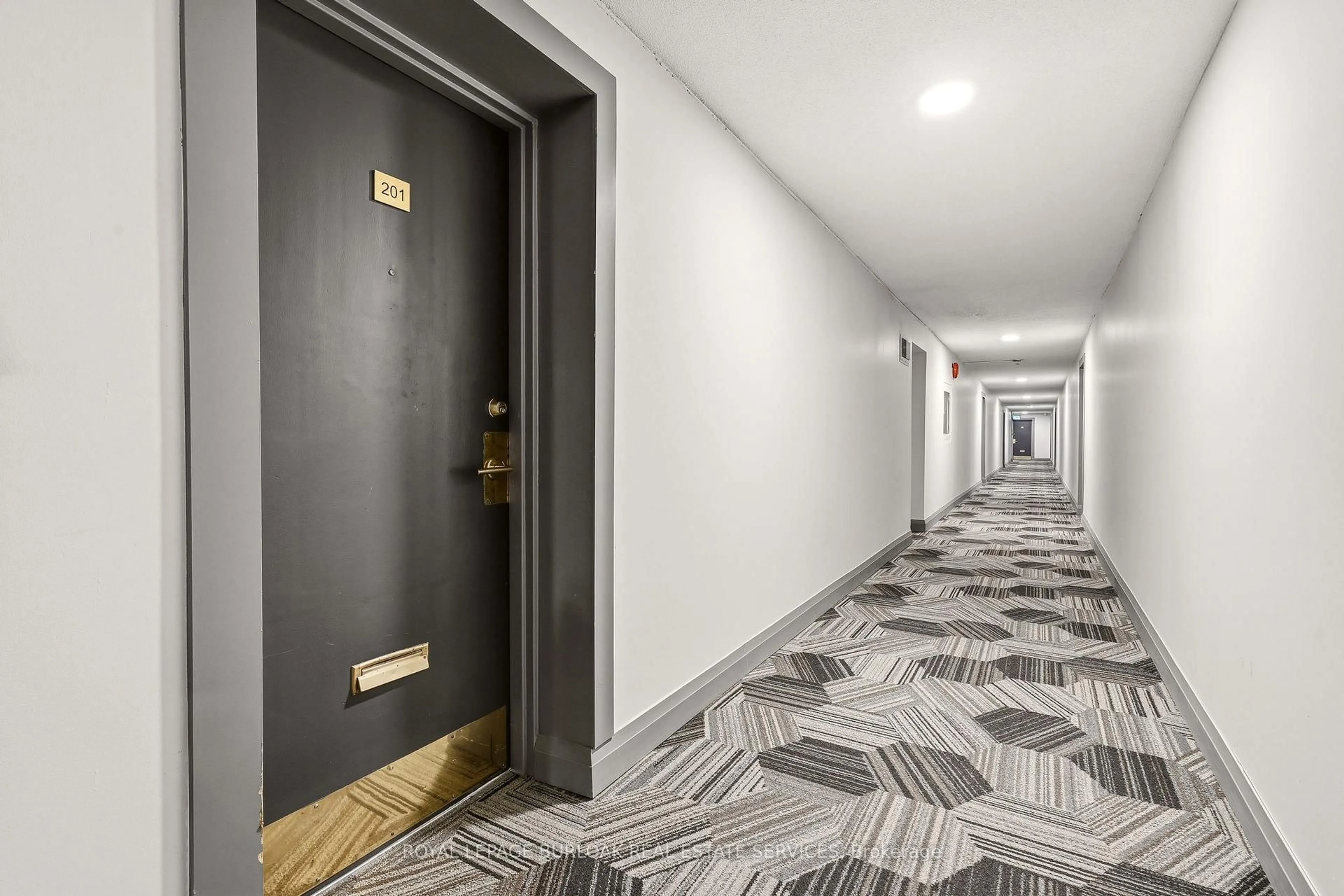 Indoor foyer for 2411 New St #201, Burlington Ontario L7R 1K2