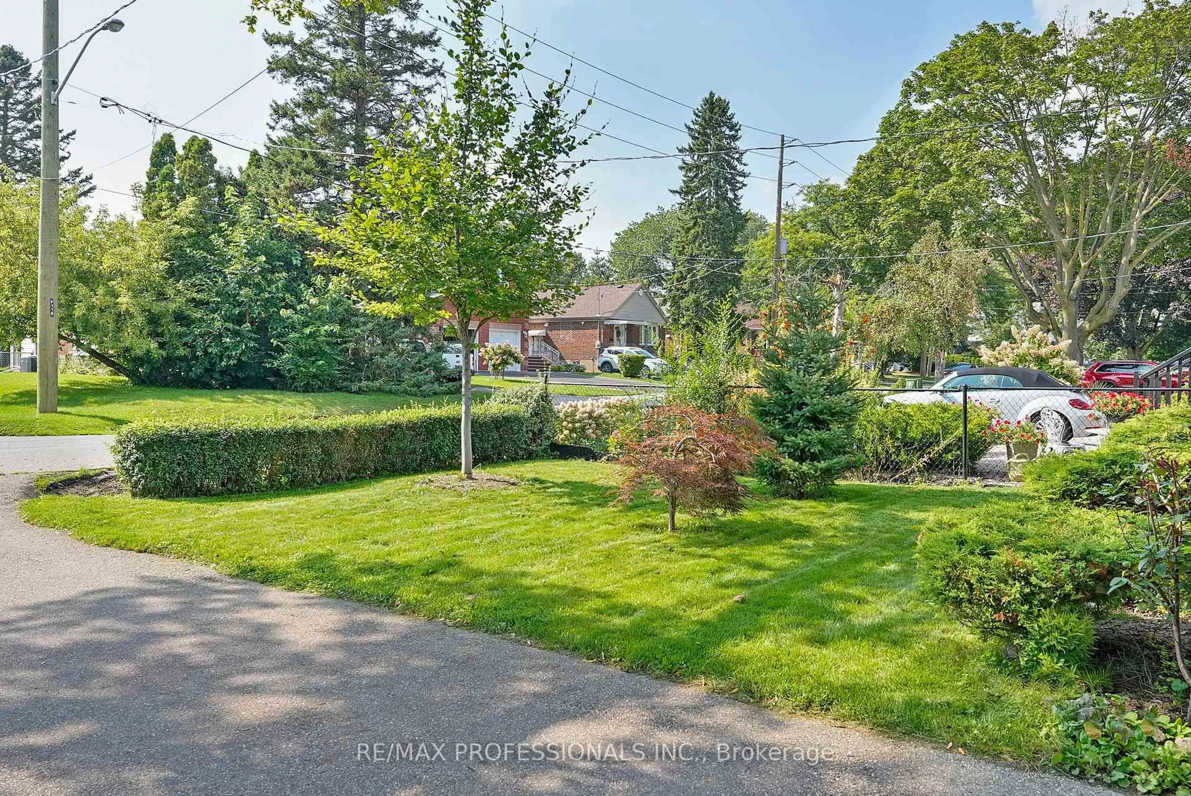 A pic from outside/outdoor area/front of a property/back of a property/a pic from drone, water/lake/river/ocean view for 111 Wesley St, Toronto Ontario M8Y 2W9
