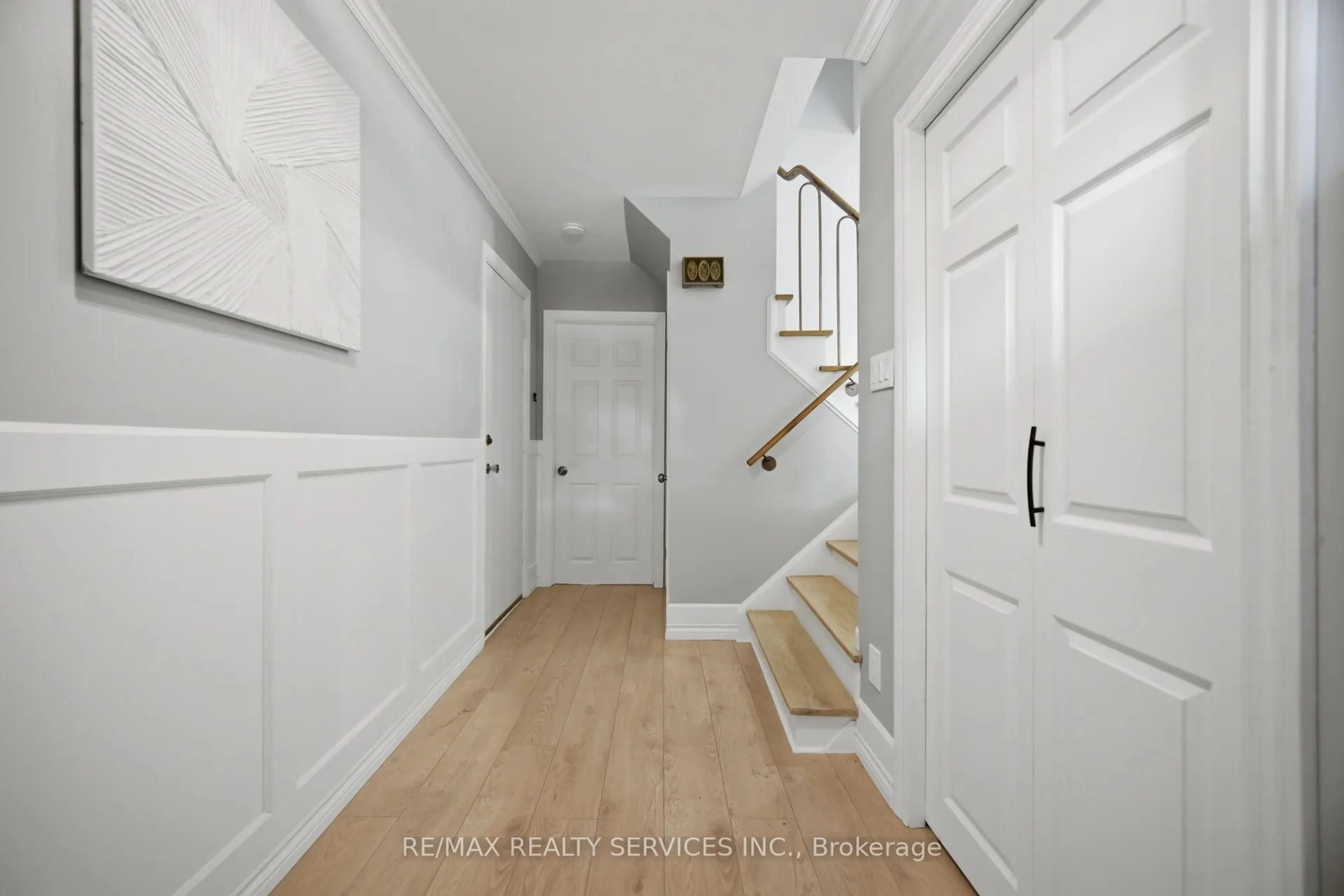 Indoor entryway for 43 Melville Cres, Brampton Ontario L6W 2S3