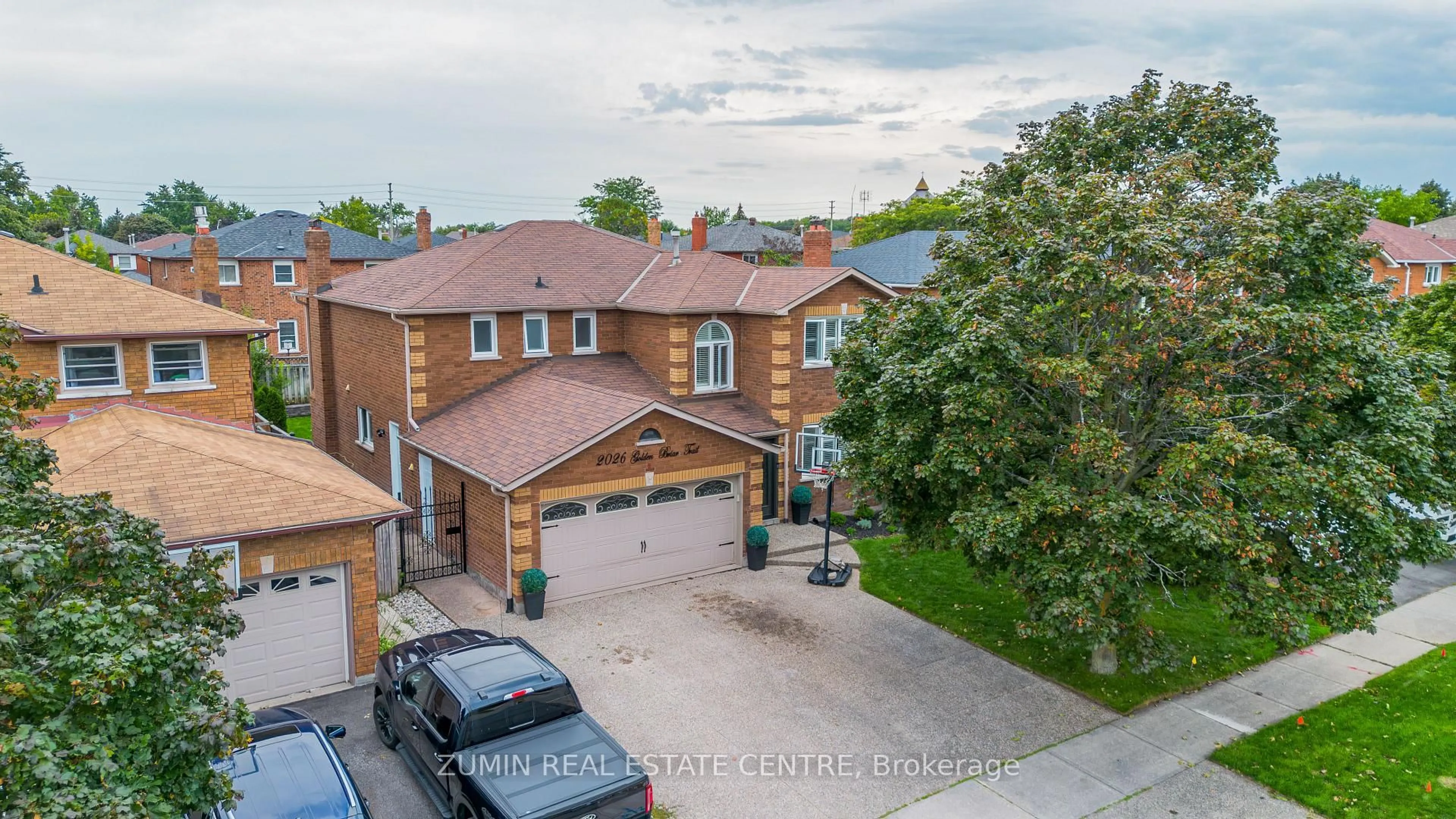 A pic from outside/outdoor area/front of a property/back of a property/a pic from drone, street for 2026 Golden Briar Tr, Oakville Ontario L6H 4N9