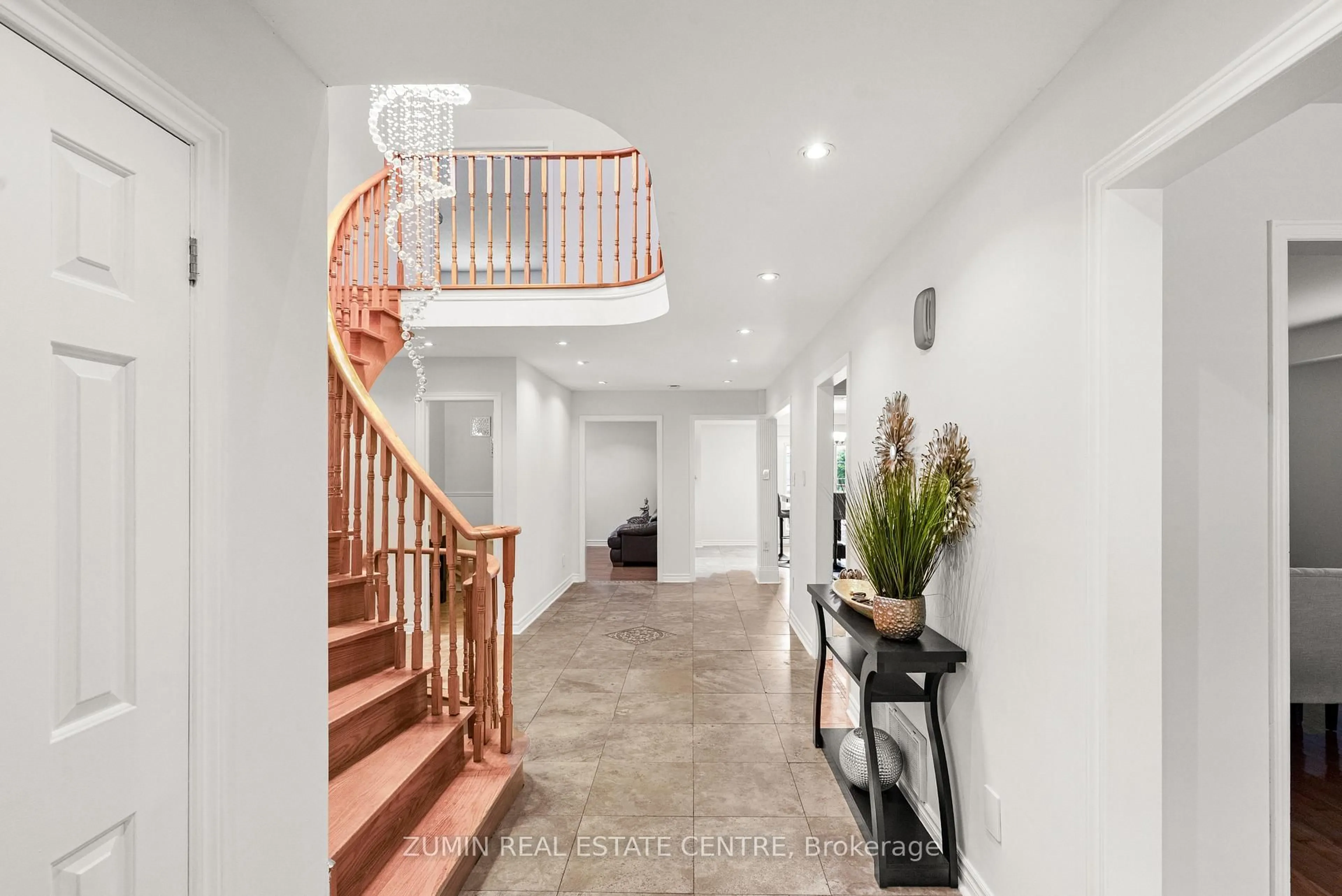 Indoor foyer for 2026 Golden Briar Tr, Oakville Ontario L6H 4N9