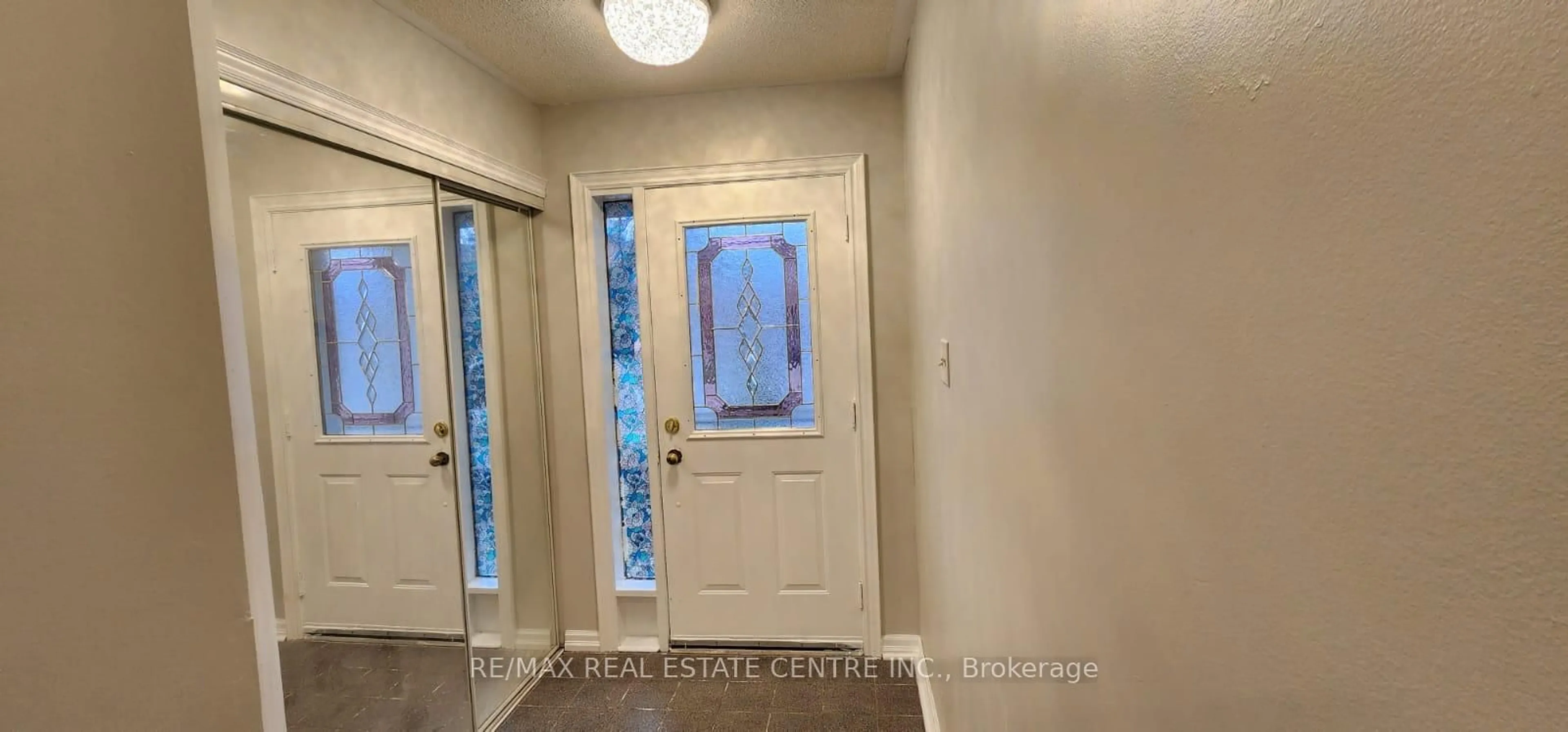 Indoor entryway for 6850 Dillingwood Dr, Mississauga Ontario L5N 6Z9
