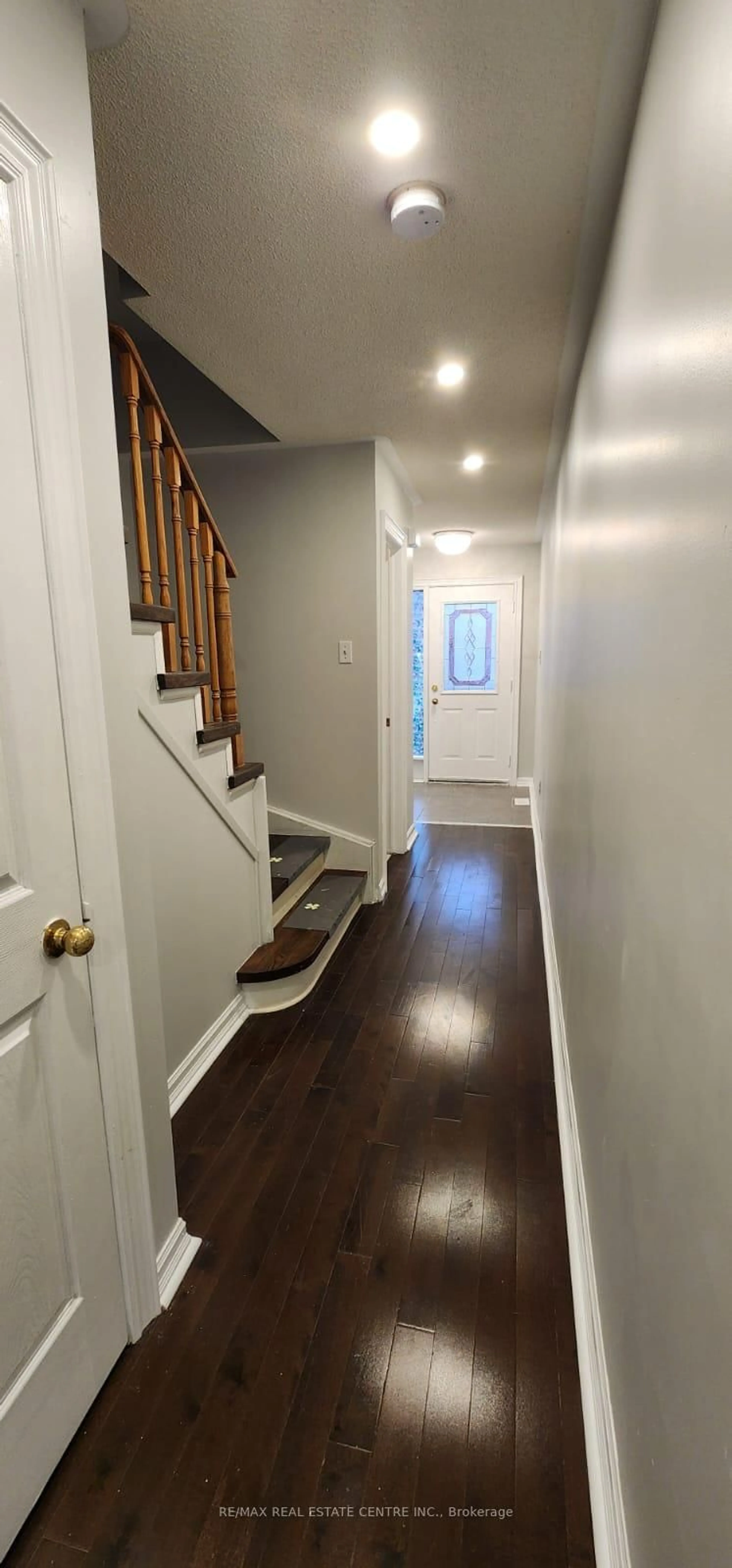 Indoor entryway for 6850 Dillingwood Dr, Mississauga Ontario L5N 6Z9
