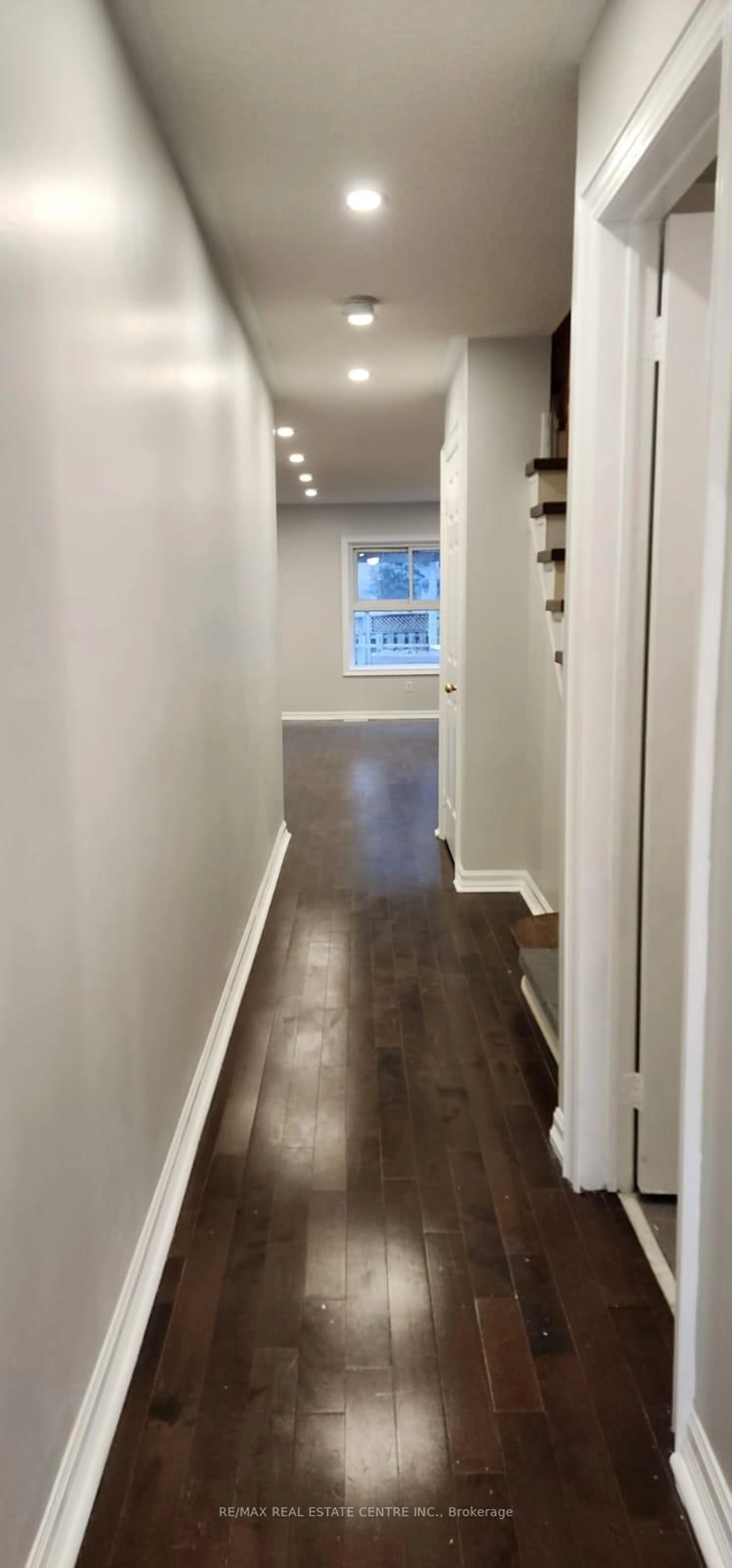 Indoor entryway for 6850 Dillingwood Dr, Mississauga Ontario L5N 6Z9