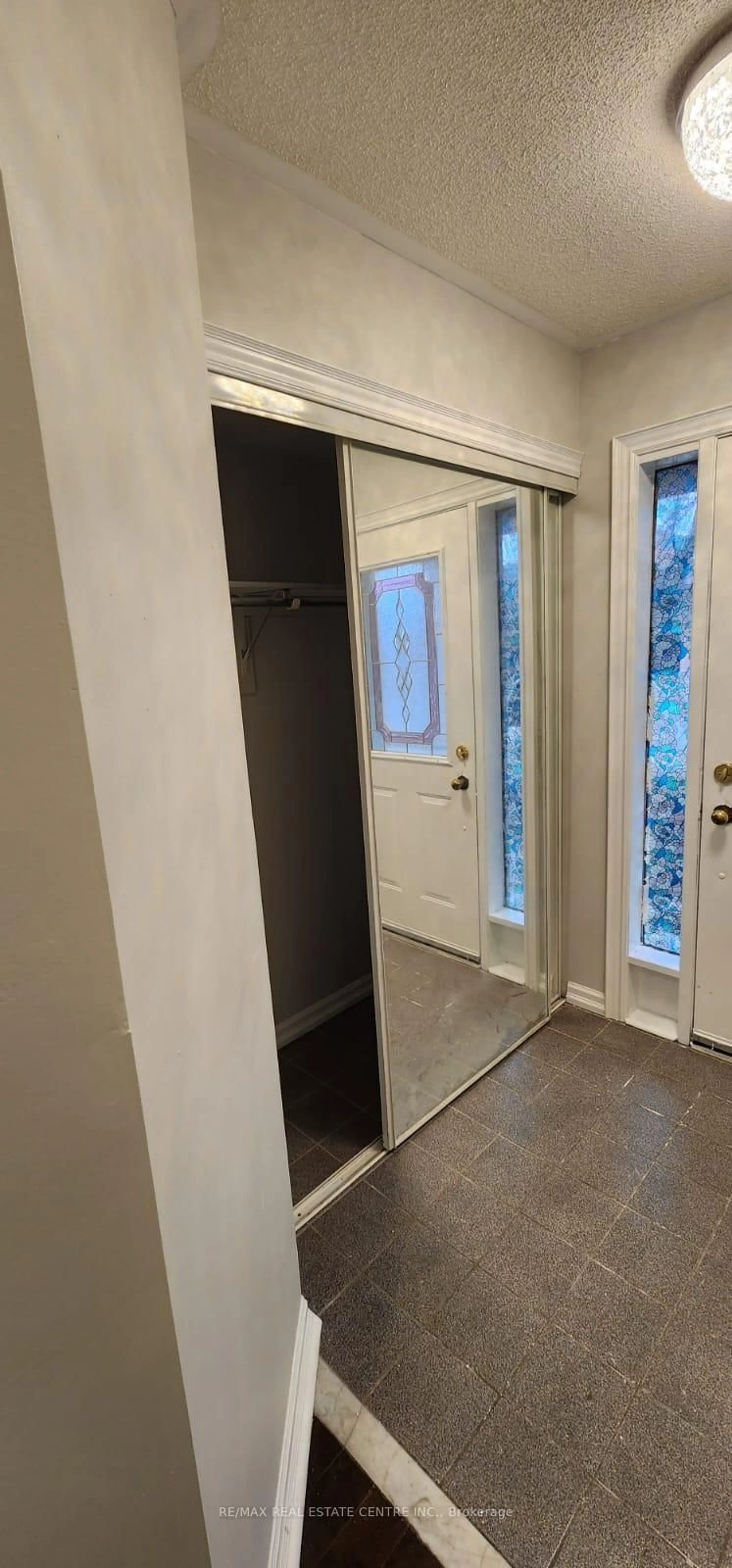 Indoor entryway for 6850 Dillingwood Dr, Mississauga Ontario L5N 6Z9