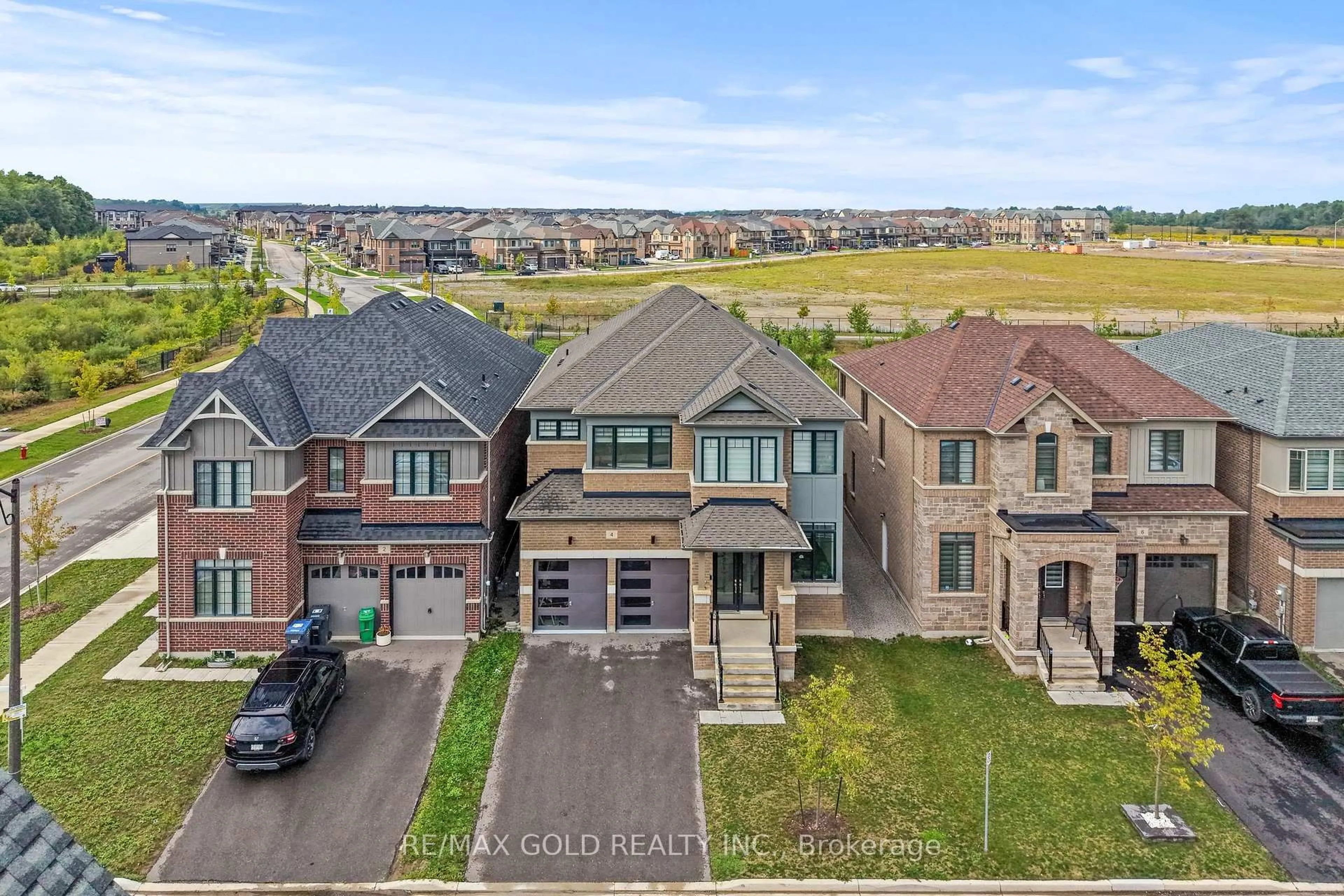 A pic from outside/outdoor area/front of a property/back of a property/a pic from drone, unknown for 4 Madawaska Rd, Caledon Ontario L7C 0Y9