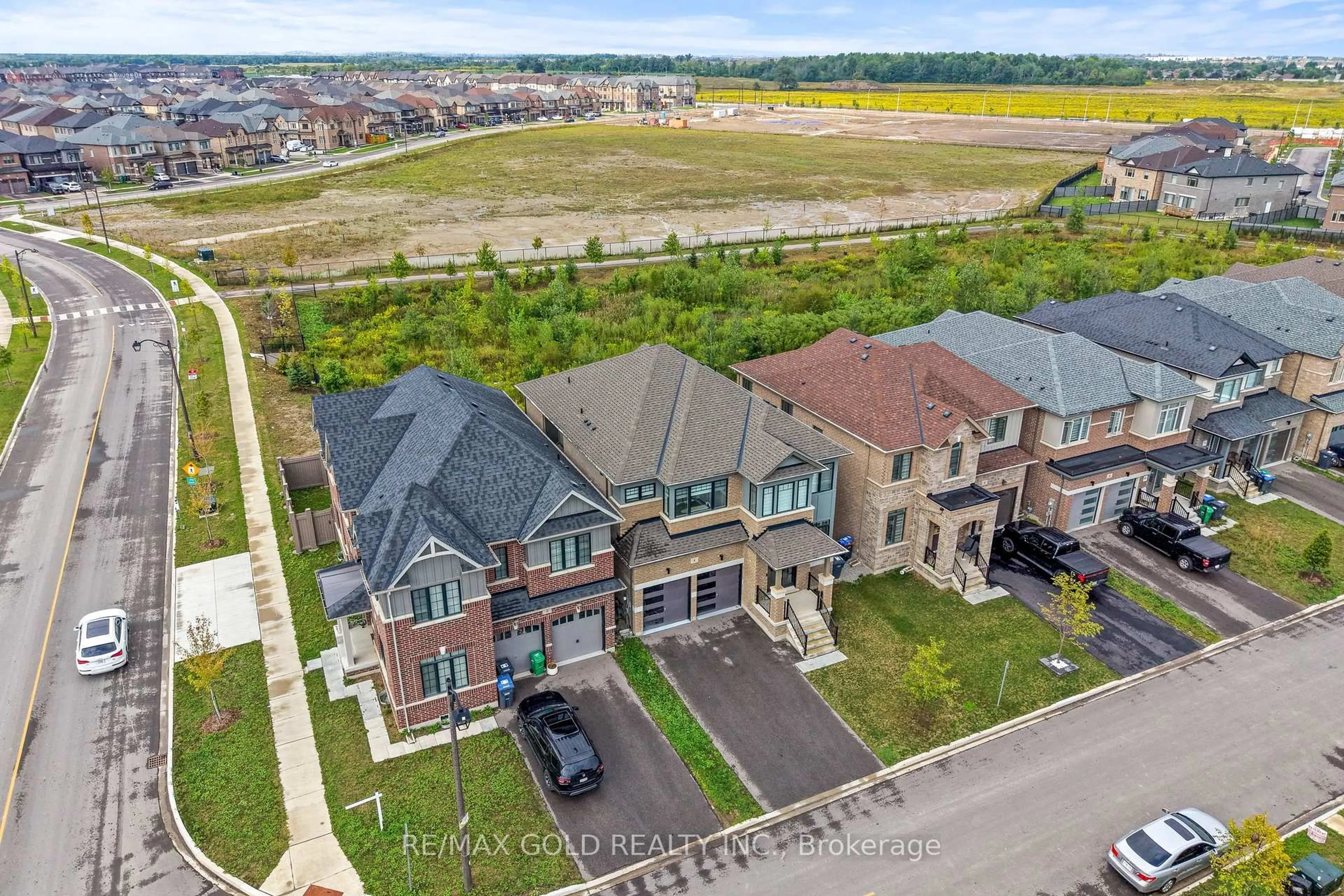A pic from outside/outdoor area/front of a property/back of a property/a pic from drone, street for 4 Madawaska Rd, Caledon Ontario L7C 0Y9