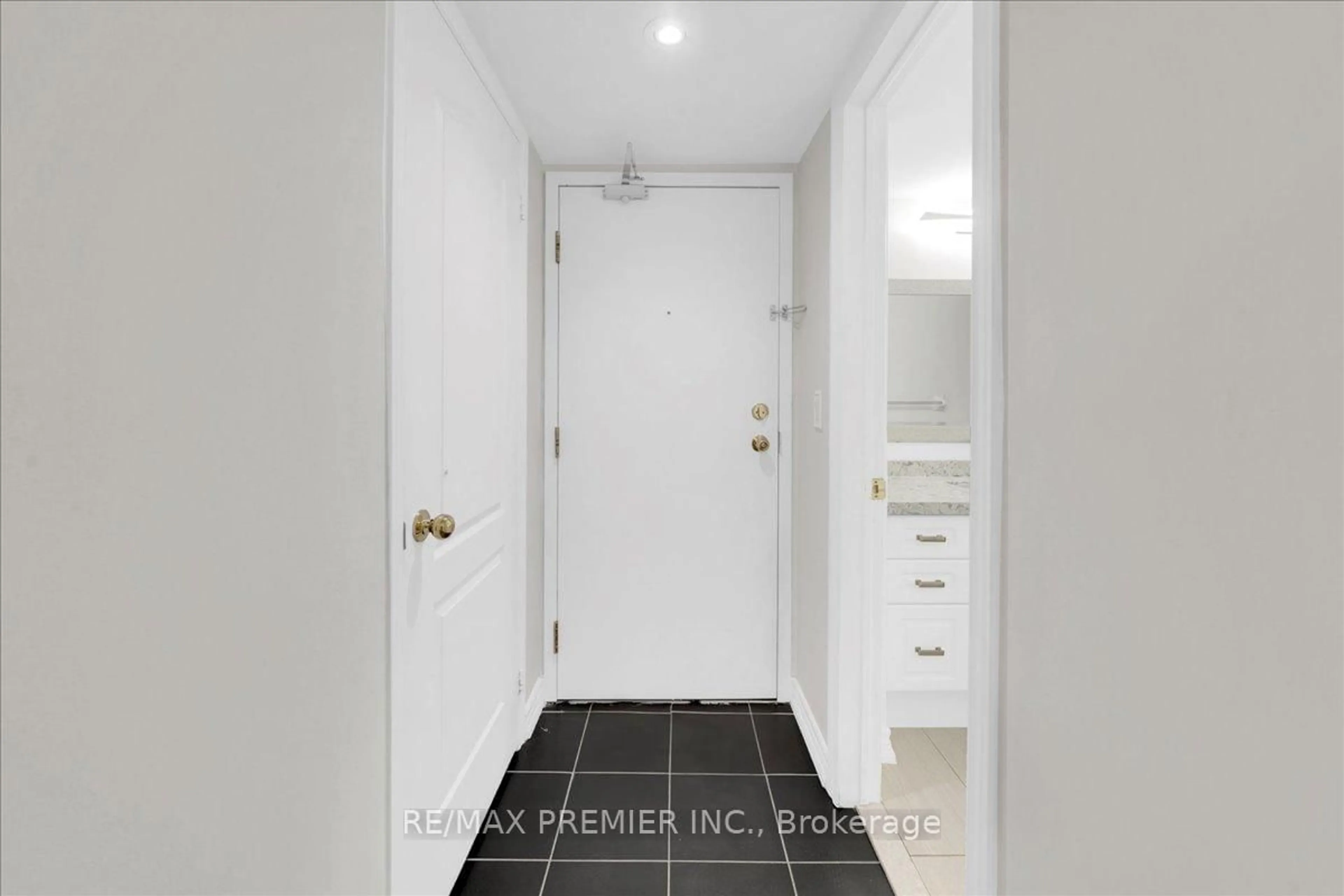 Indoor entryway for 141 Isaac Devins Blvd #8, Toronto Ontario M9M 0C4