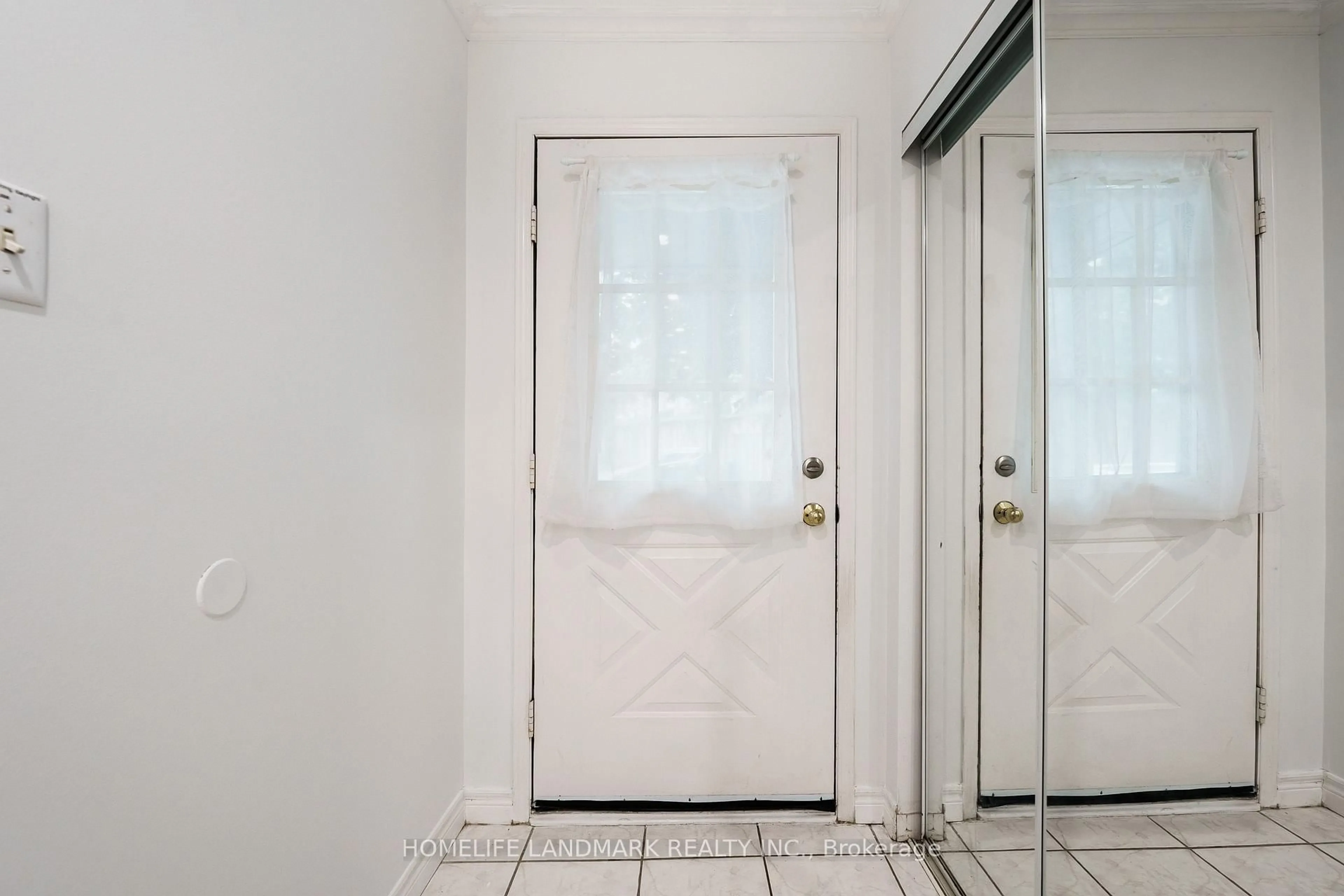 Indoor entryway for 2945 Thomas St #103, Mississauga Ontario L5M 6C1
