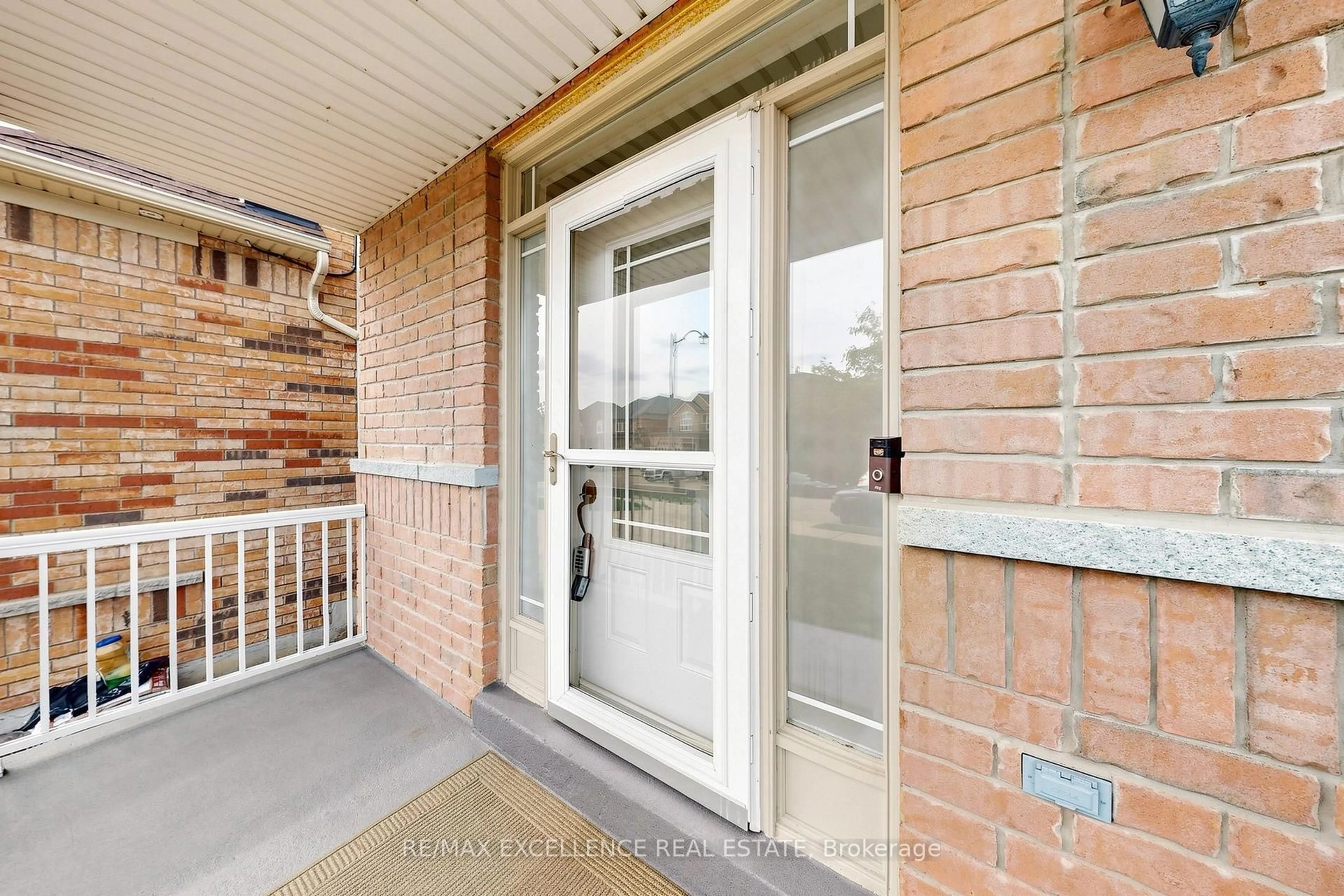 Indoor entryway for 8 Lynngrove Way, Brampton Ontario L6P 2N7