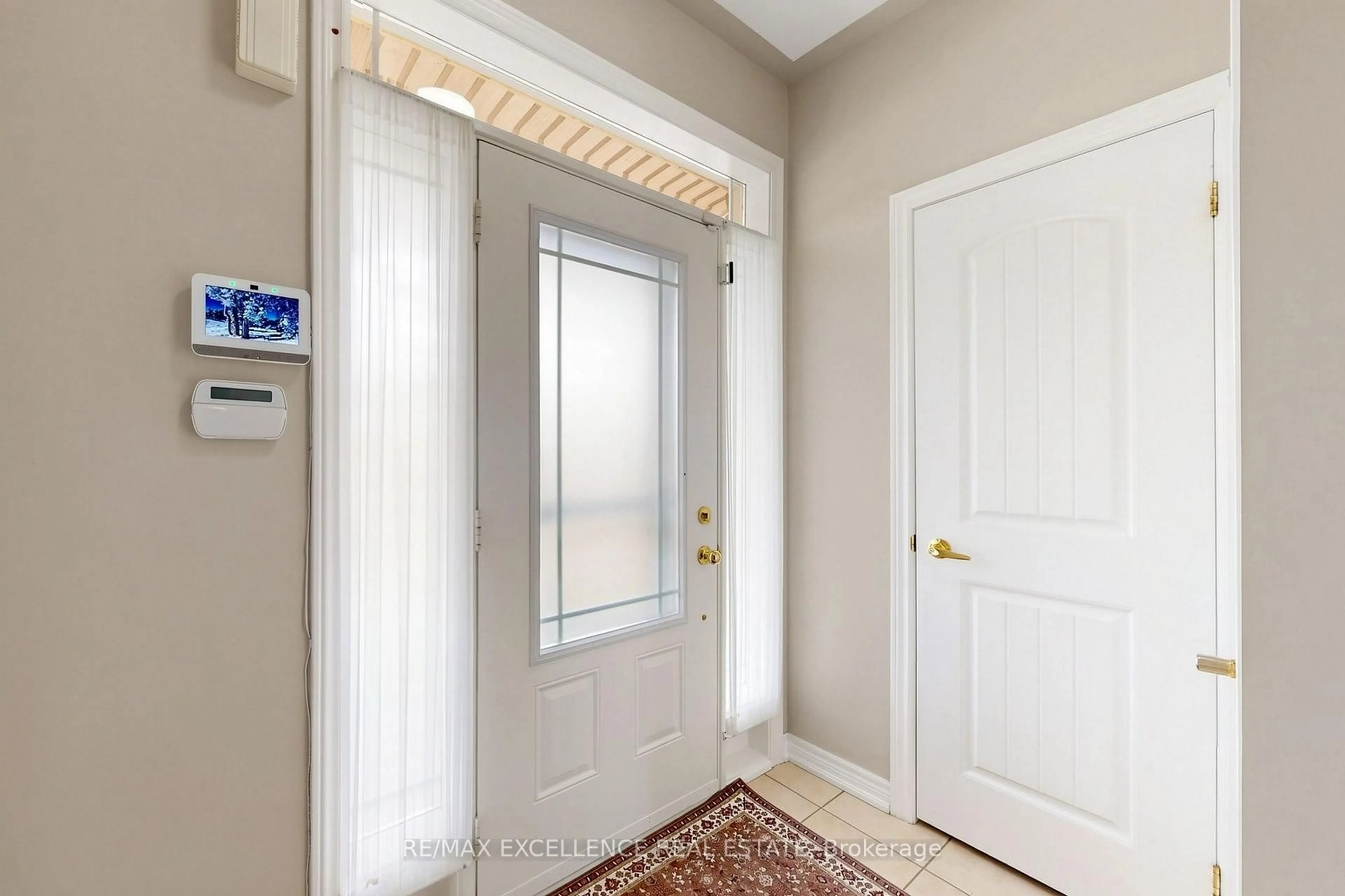 Indoor entryway for 8 Lynngrove Way, Brampton Ontario L6P 2N7