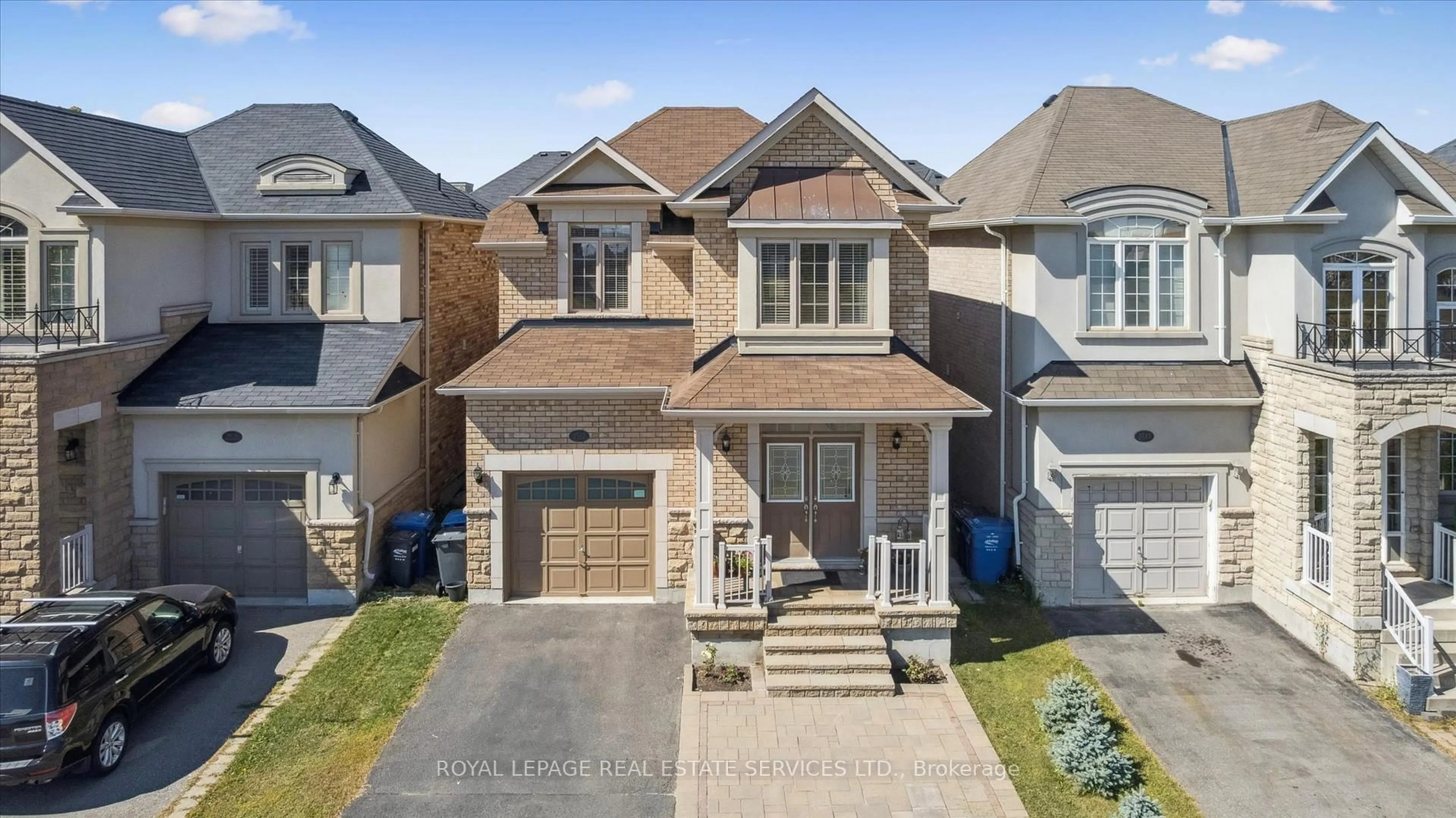 A pic from outside/outdoor area/front of a property/back of a property/a pic from drone, street for 2517 Pine Glen Rd, Oakville Ontario L6M 0R7