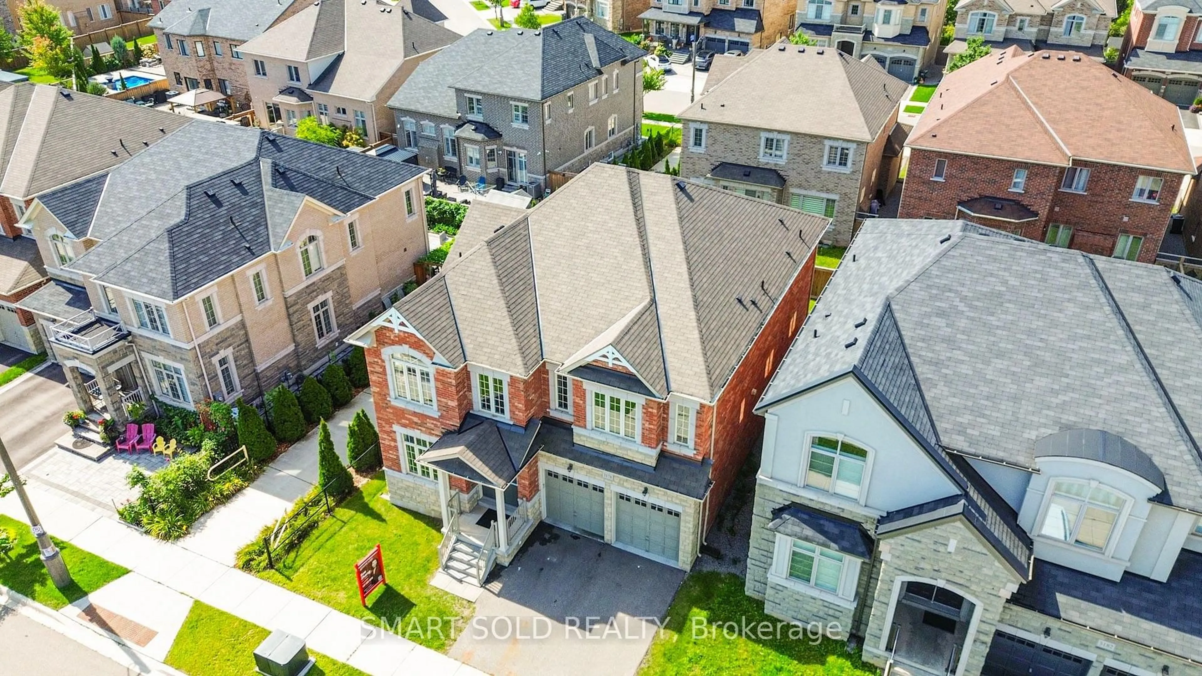 A pic from outside/outdoor area/front of a property/back of a property/a pic from drone, unknown for 3178 Buttonbush Tr, Oakville Ontario L6H 0T4