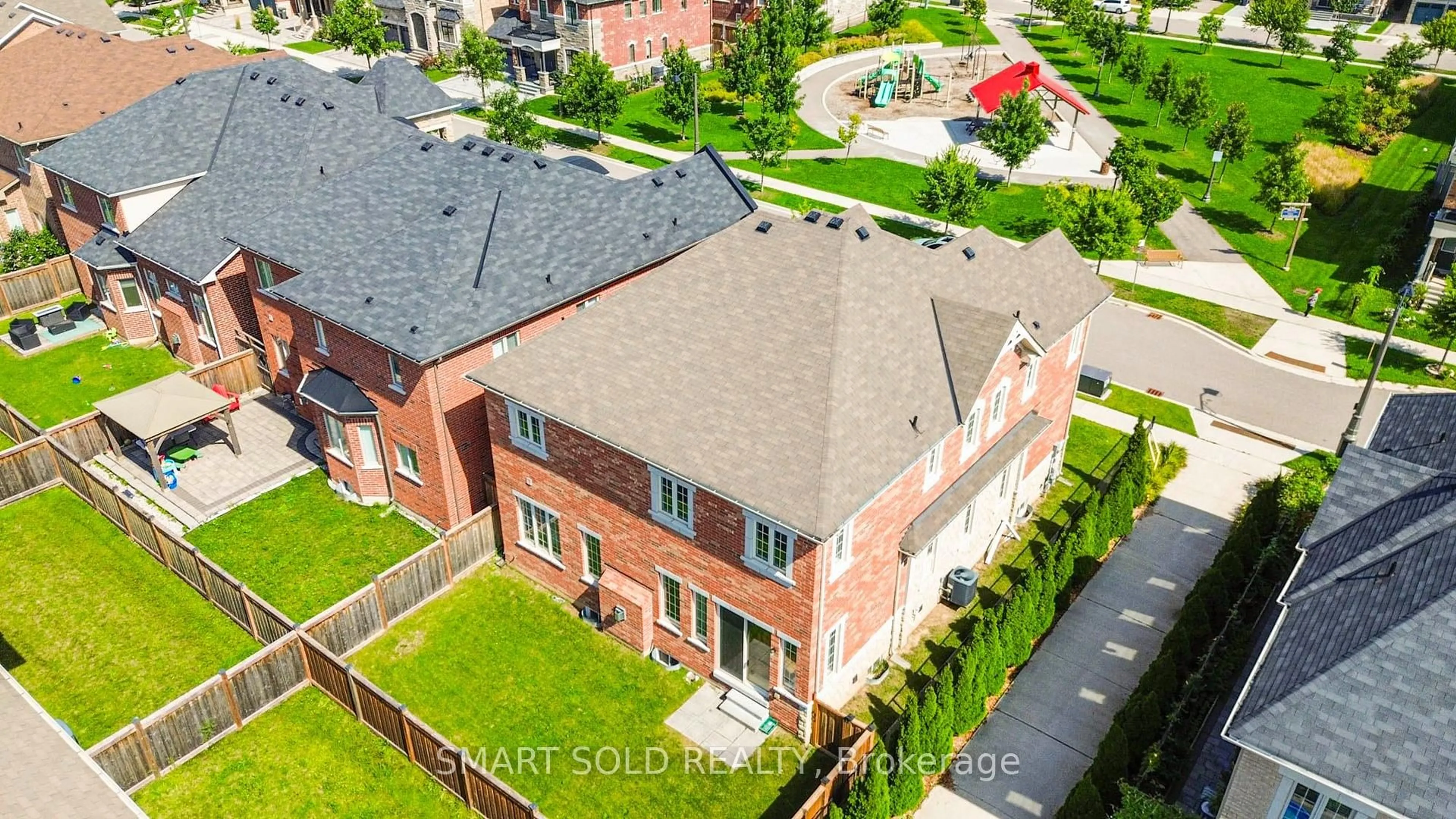 A pic from outside/outdoor area/front of a property/back of a property/a pic from drone, street for 3178 Buttonbush Tr, Oakville Ontario L6H 0T4