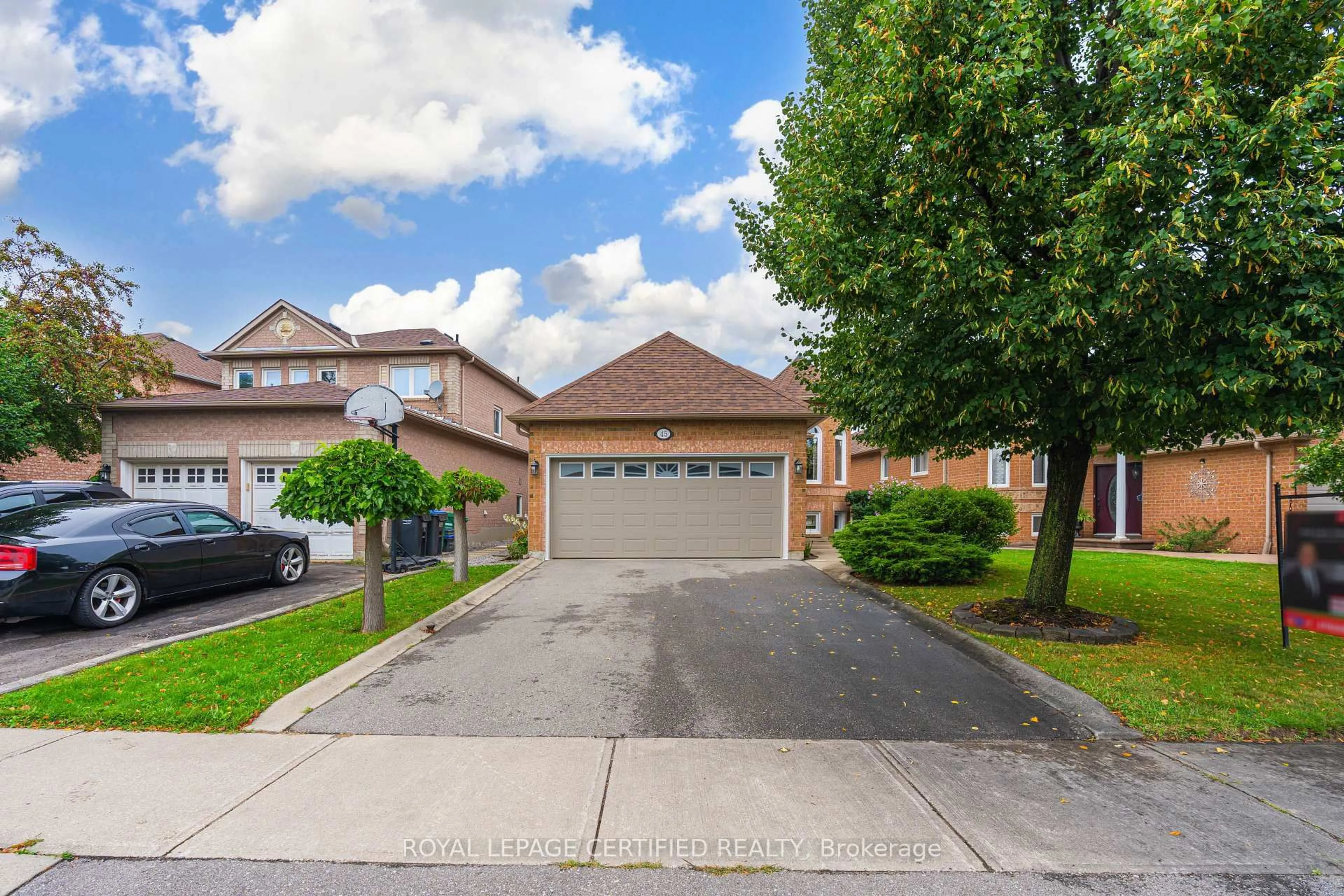 A pic from outside/outdoor area/front of a property/back of a property/a pic from drone, street for 45 Springview Dr, Brampton Ontario L6X 4M3