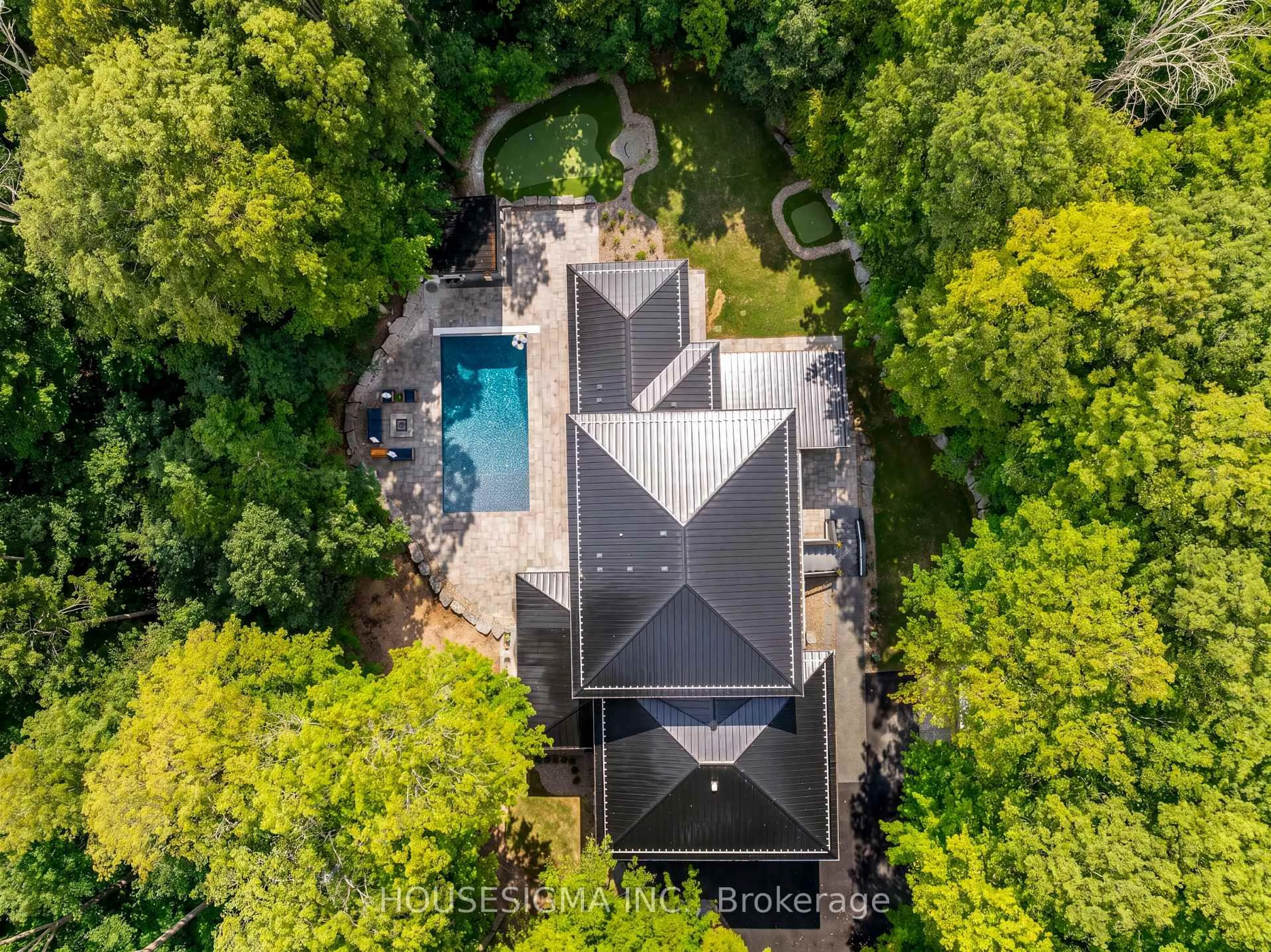 A pic from outside/outdoor area/front of a property/back of a property/a pic from drone, forest/trees view for 7 Maple Meadow Crt, Caledon Ontario L7K 0G2