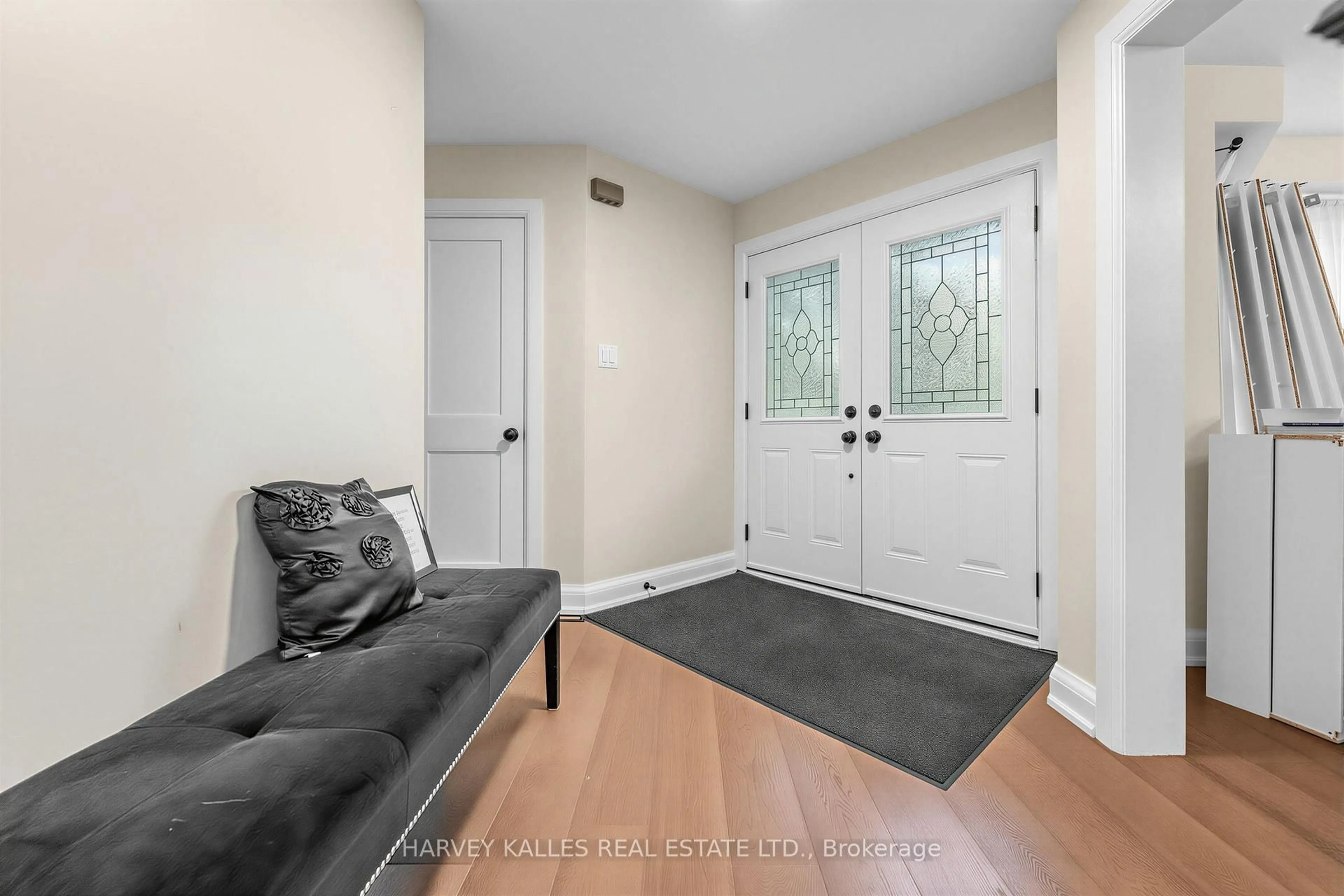 Indoor entryway for 3501 Copernicus Dr, Mississauga Ontario L5B 3K6