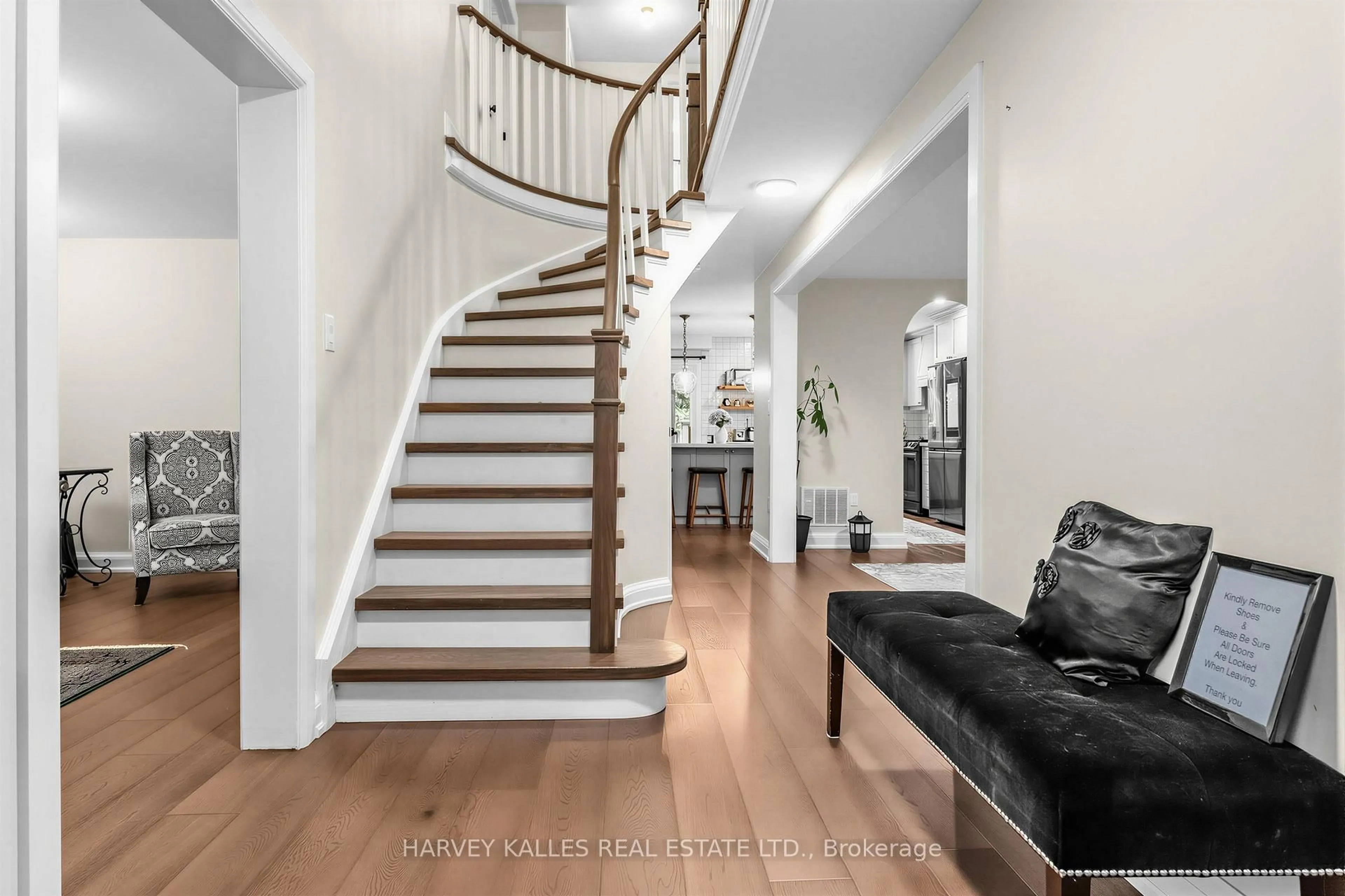 Stairs for 3501 Copernicus Dr, Mississauga Ontario L5B 3K6