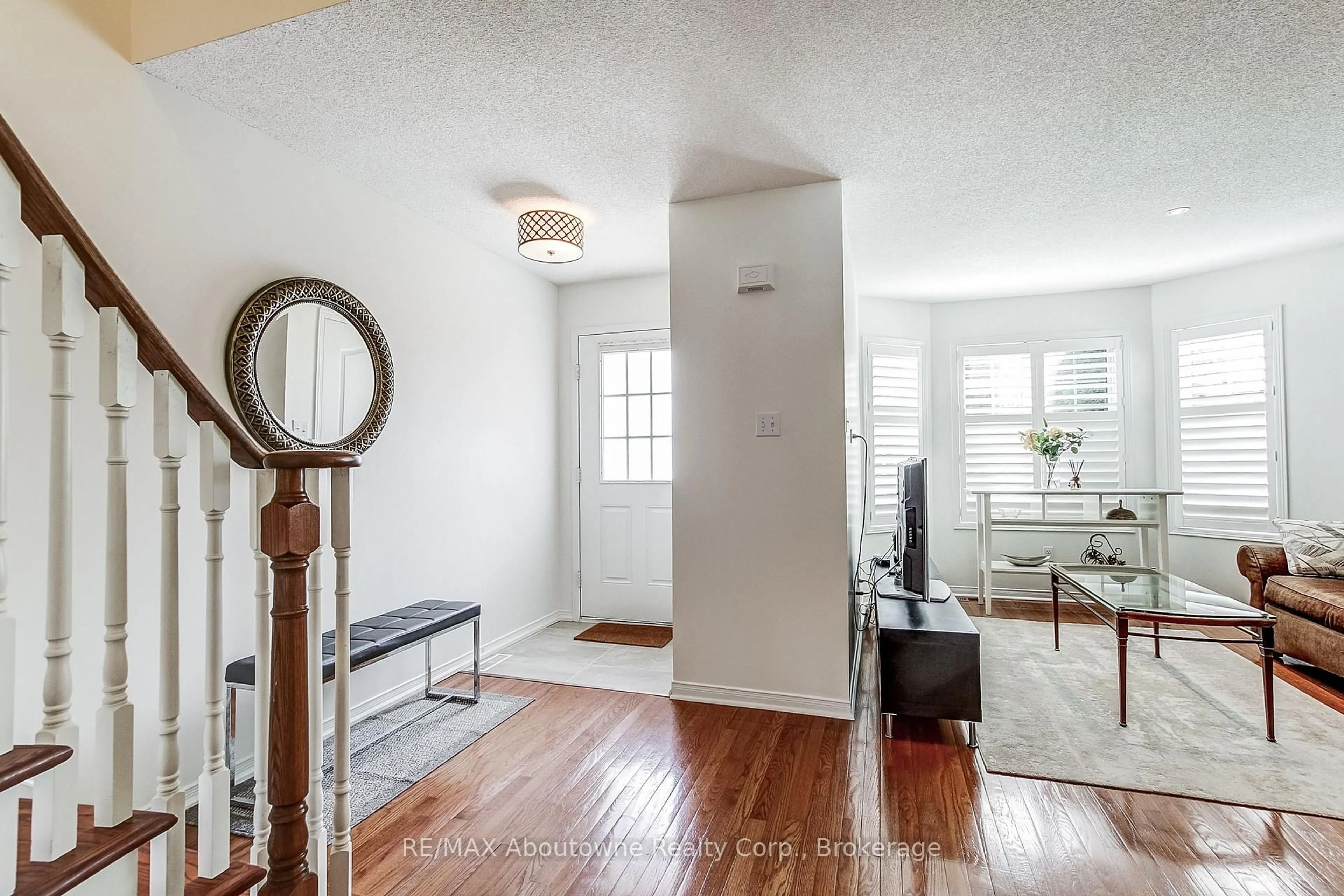 Indoor entryway for 2150 Forest Gate Park, Oakville Ontario L6M 4B4