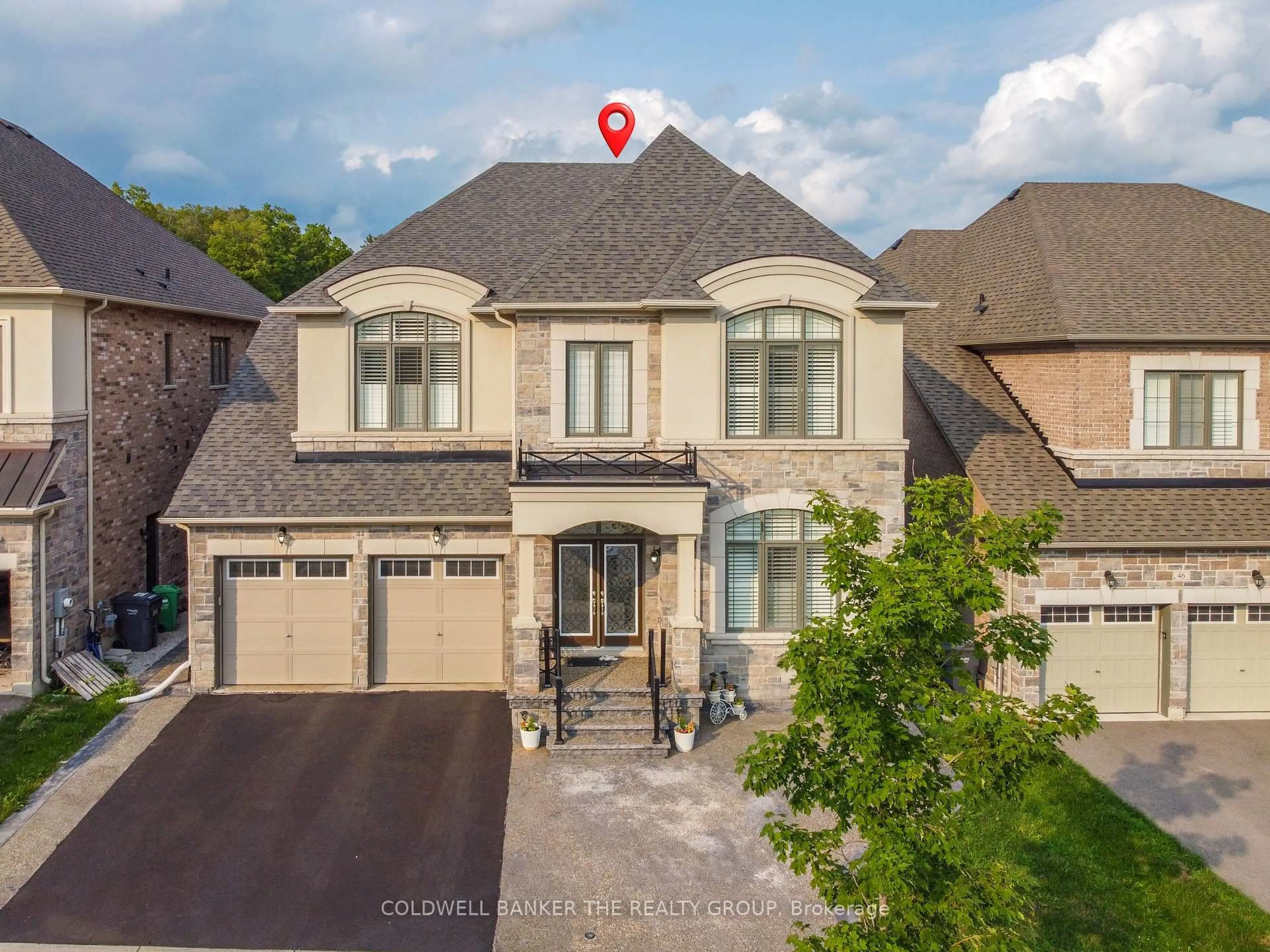 A pic from outside/outdoor area/front of a property/back of a property/a pic from drone, street for 44 Daisy Meadow Cres, Caledon Ontario L7C 4G3