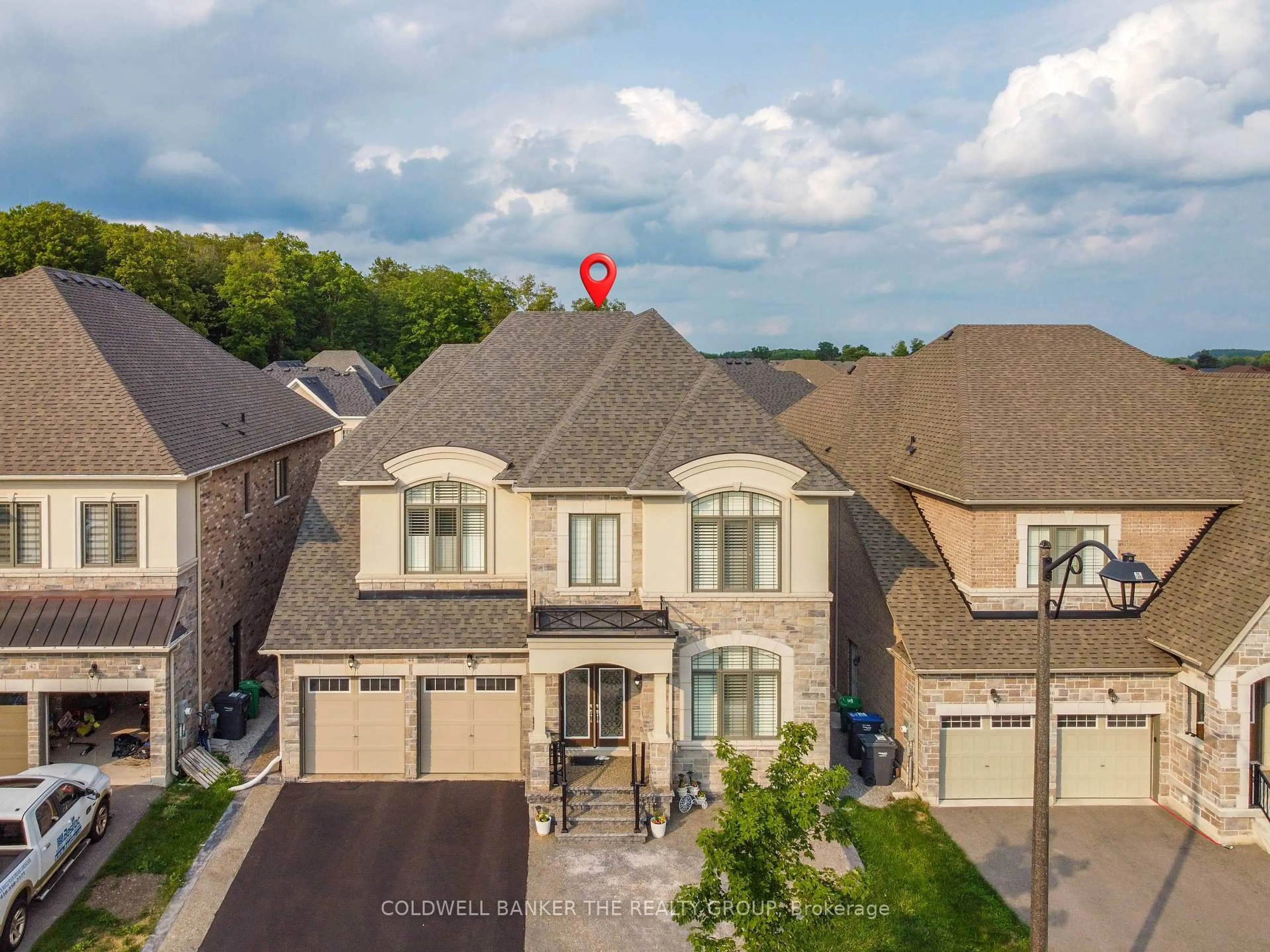 A pic from outside/outdoor area/front of a property/back of a property/a pic from drone, street for 44 Daisy Meadow Cres, Caledon Ontario L7C 4G3