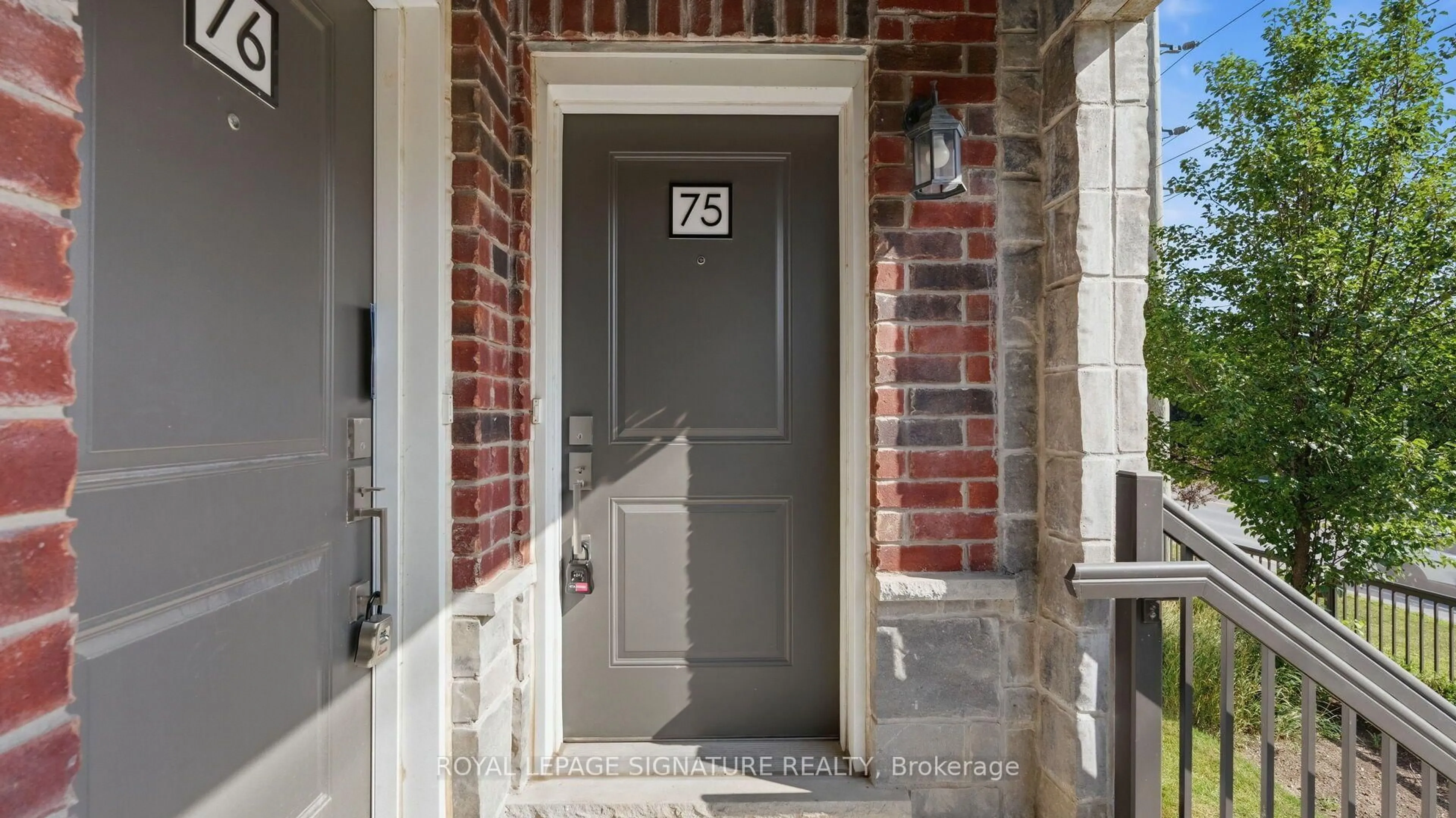 Indoor entryway for 445 Ontario St #75, Milton Ontario L9T 9K4