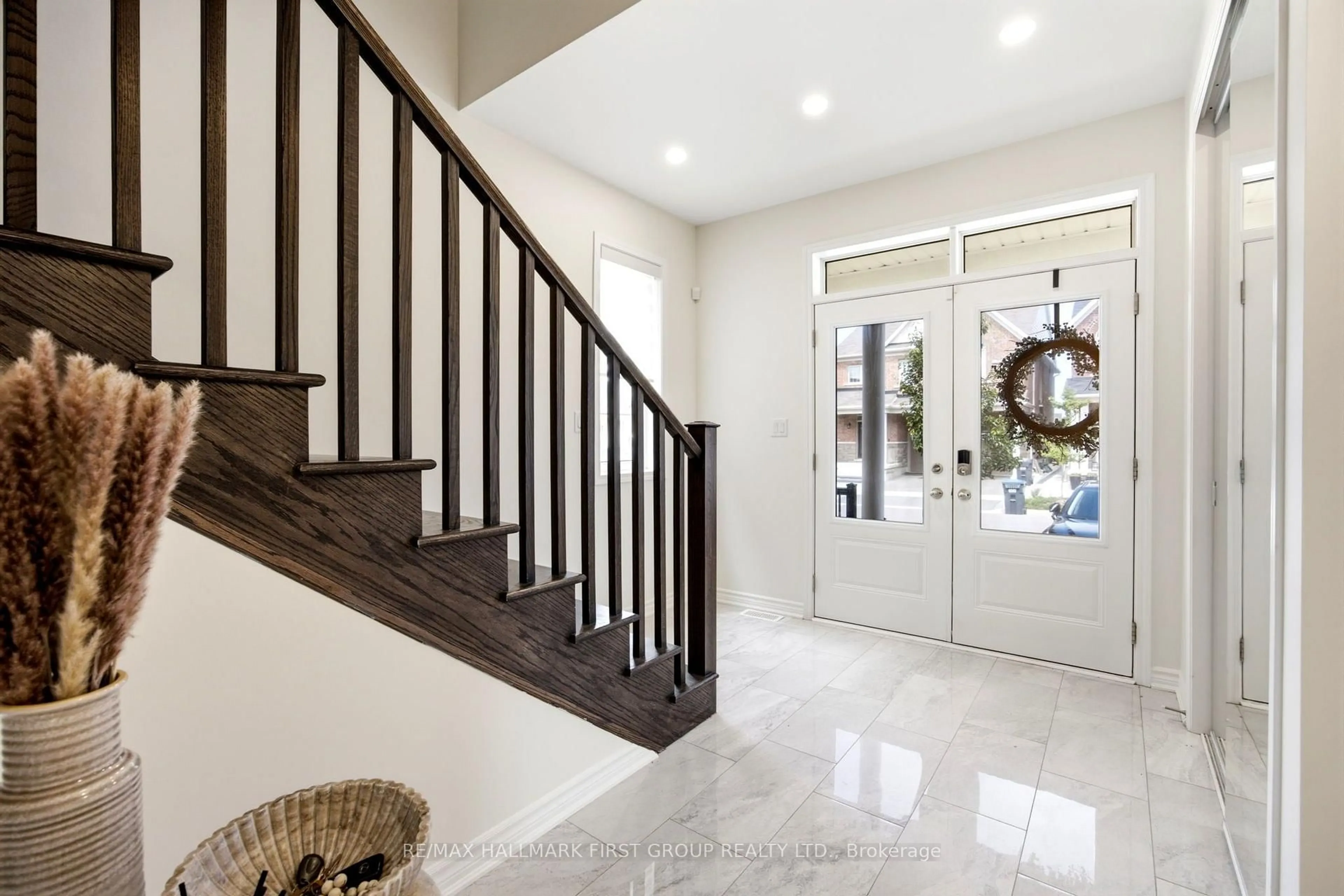 Indoor entryway for 7 Salt Creek Terr, Caledon Ontario L7C 4J2