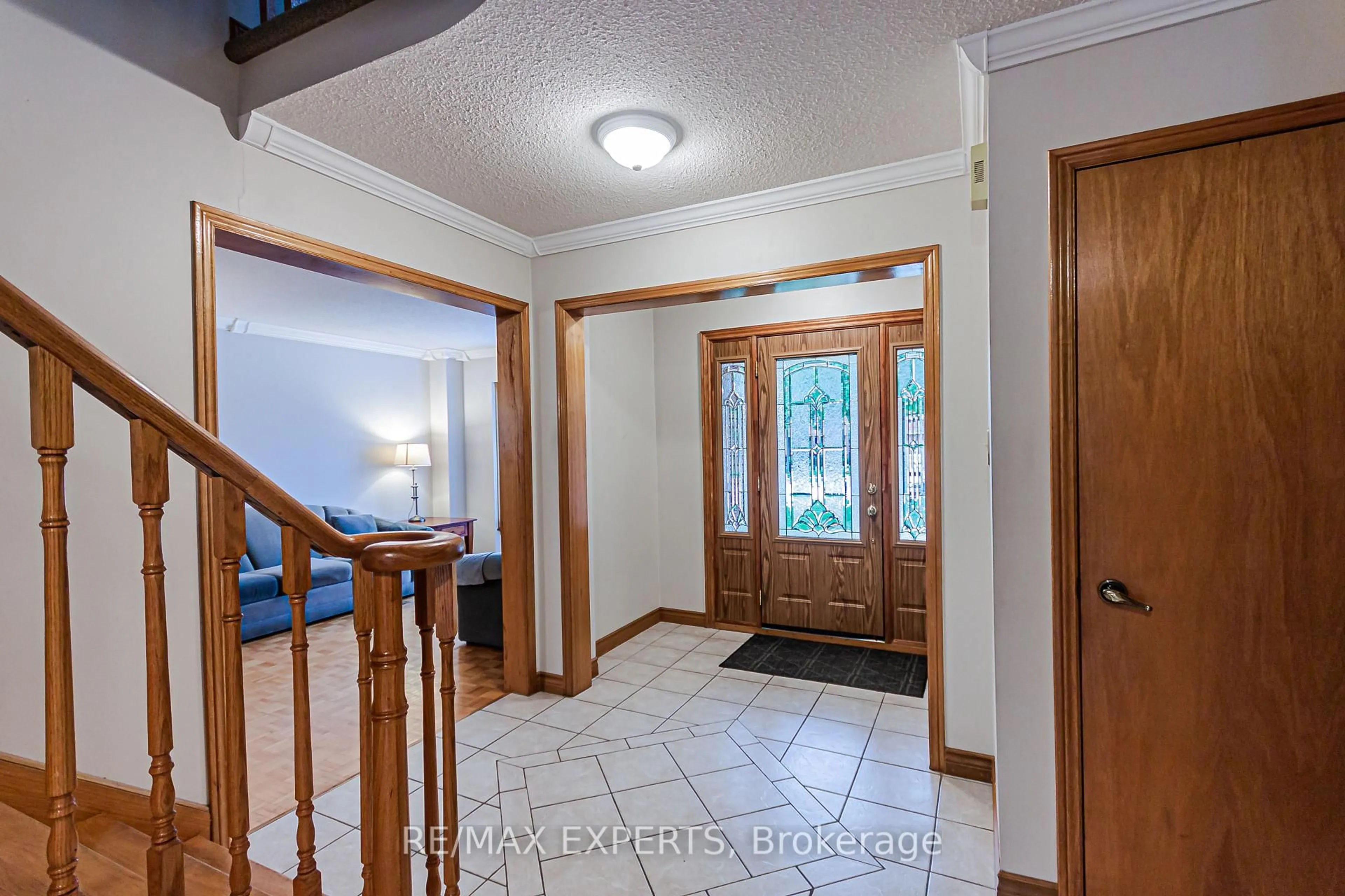 Indoor entryway for 1343 Greenwood Cres, Oakville Ontario L6J 6V4